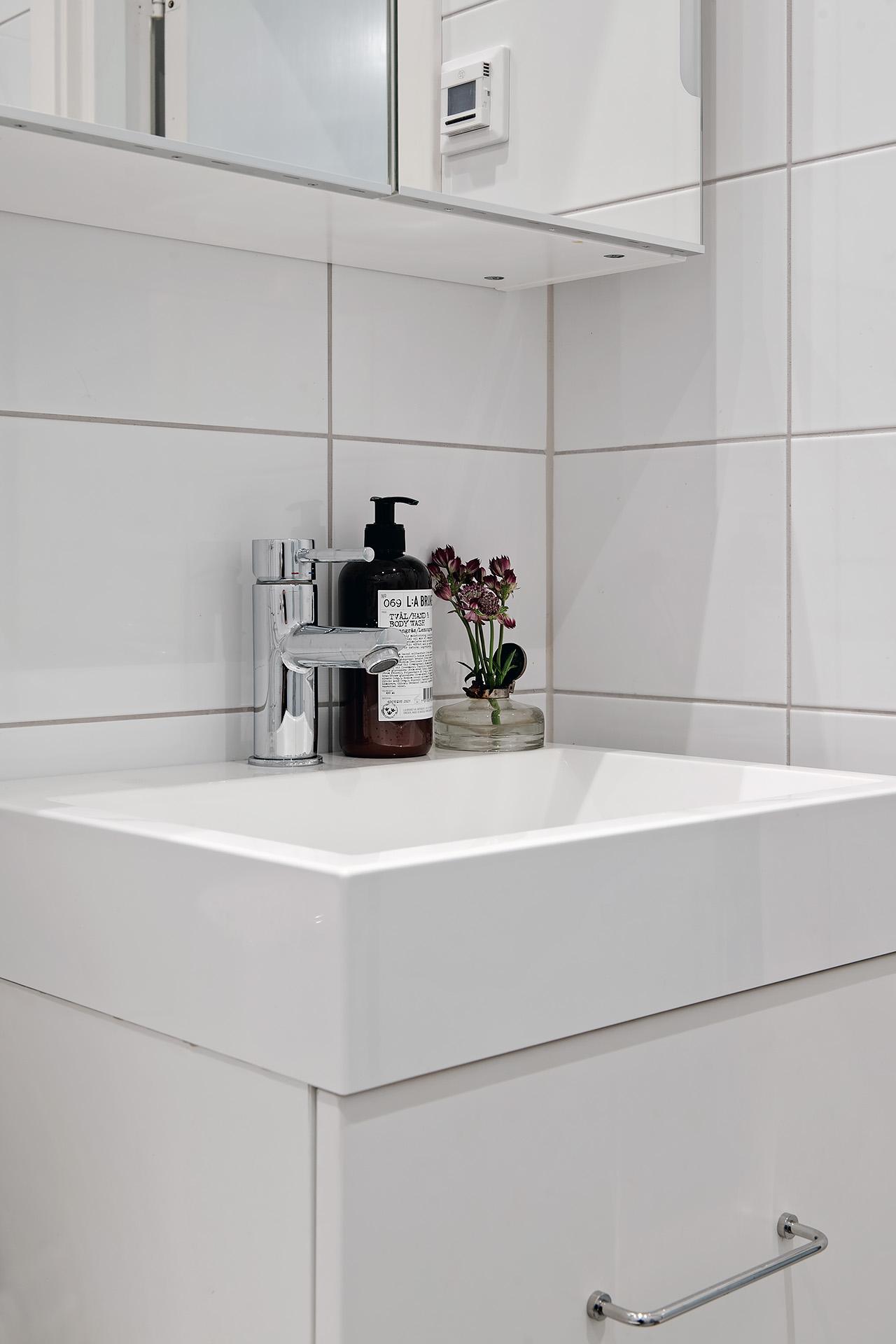 Riktigt fint badrum i tidlösa färger och material