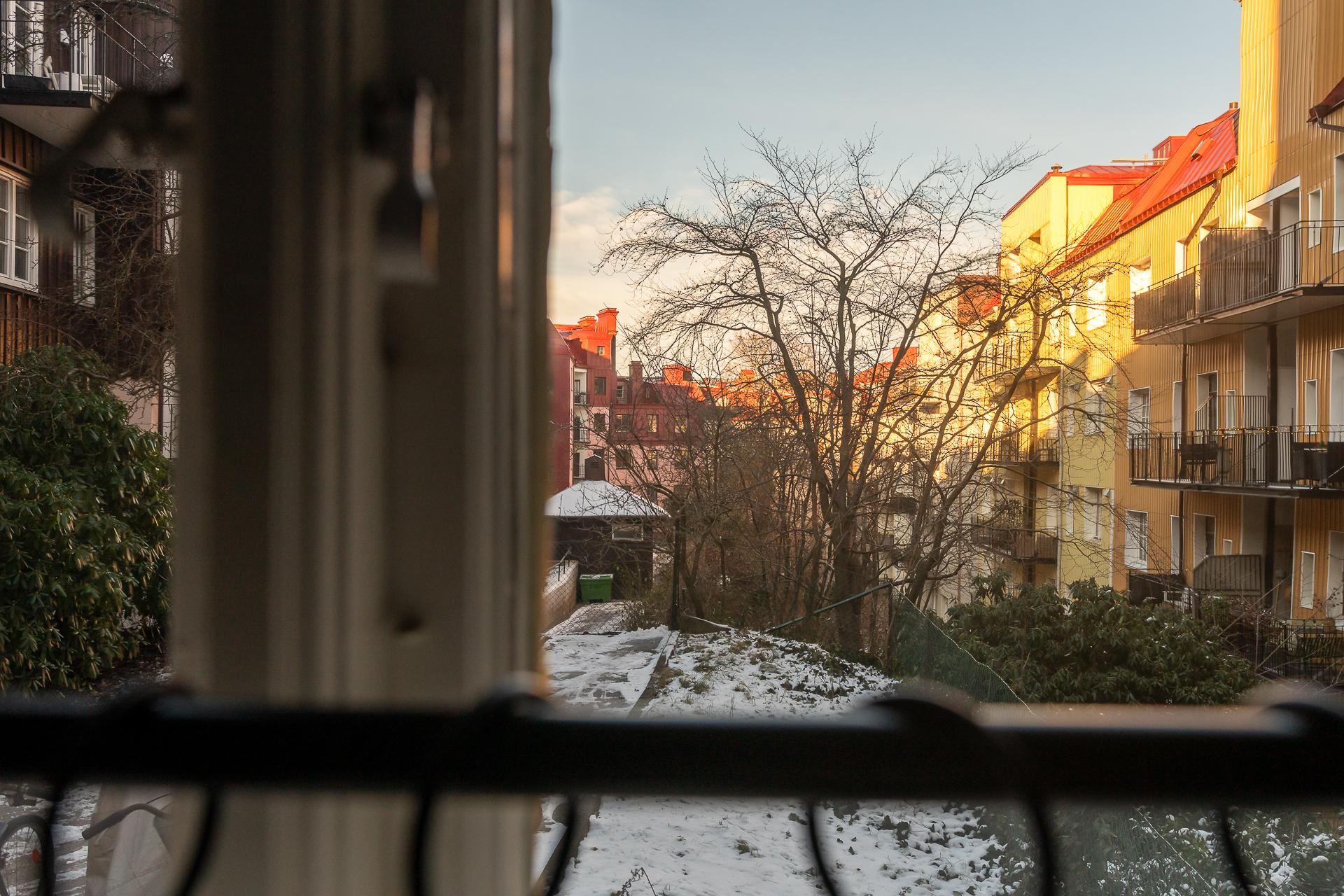 Vy från köksfönster över innergården