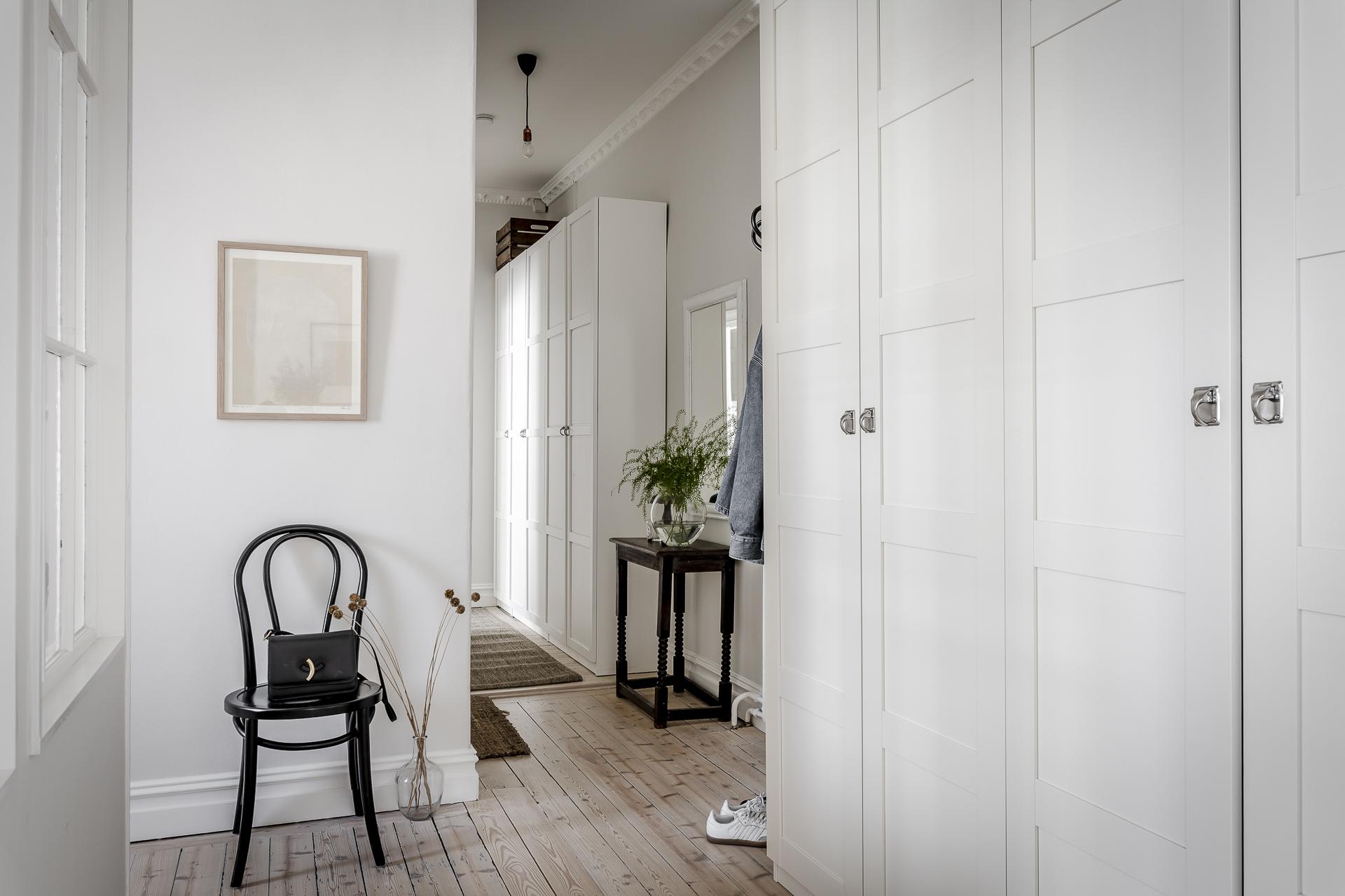 Bra platsbyggd förvaring i anslutning till sovrumsdelen