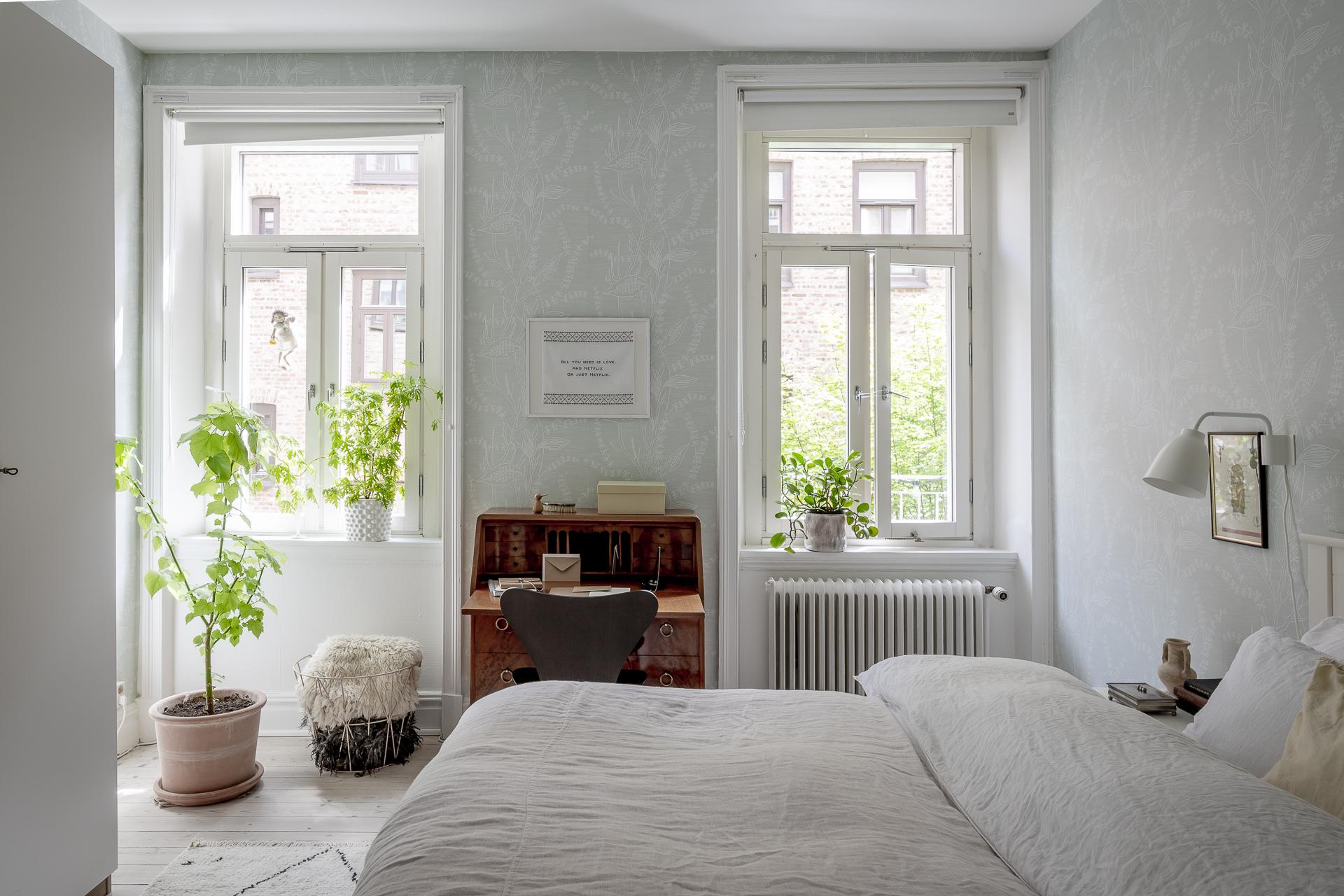 Vackert sovrum med knäpptyst gårdsläge