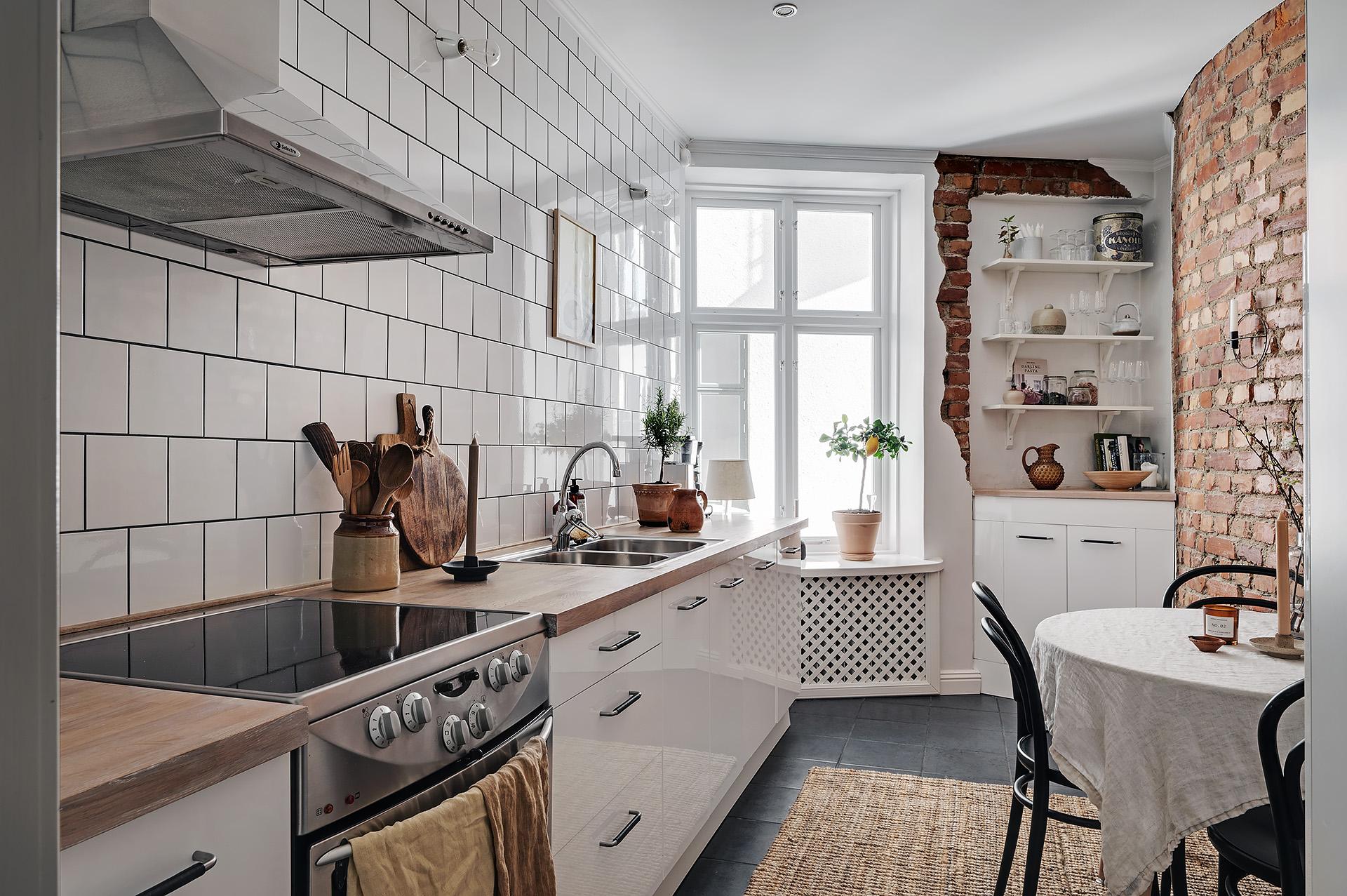 Köket är charmigt med en rundad vägg av tegel