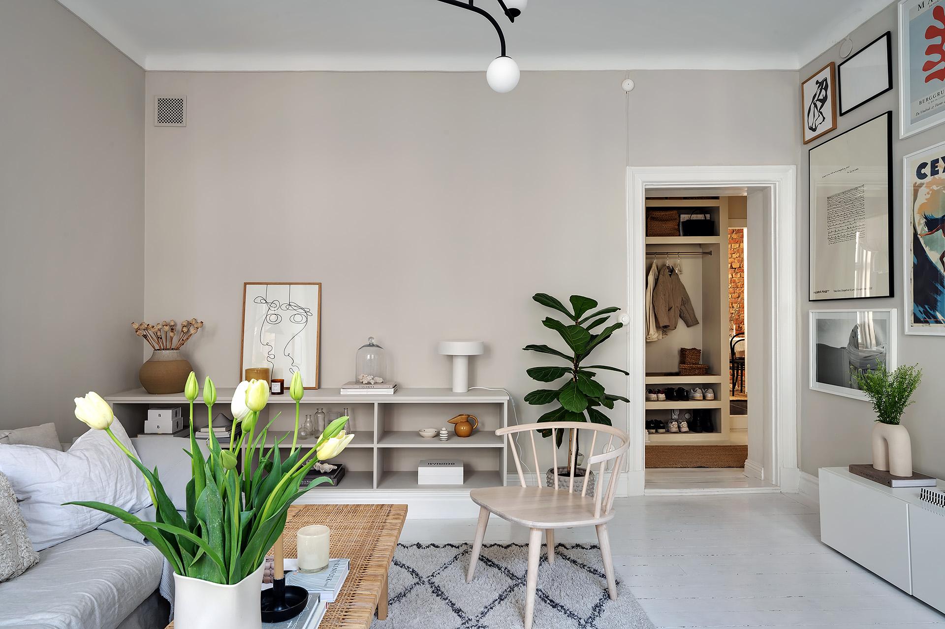 Längs ena väggen finns en fin platsbyggd möbel