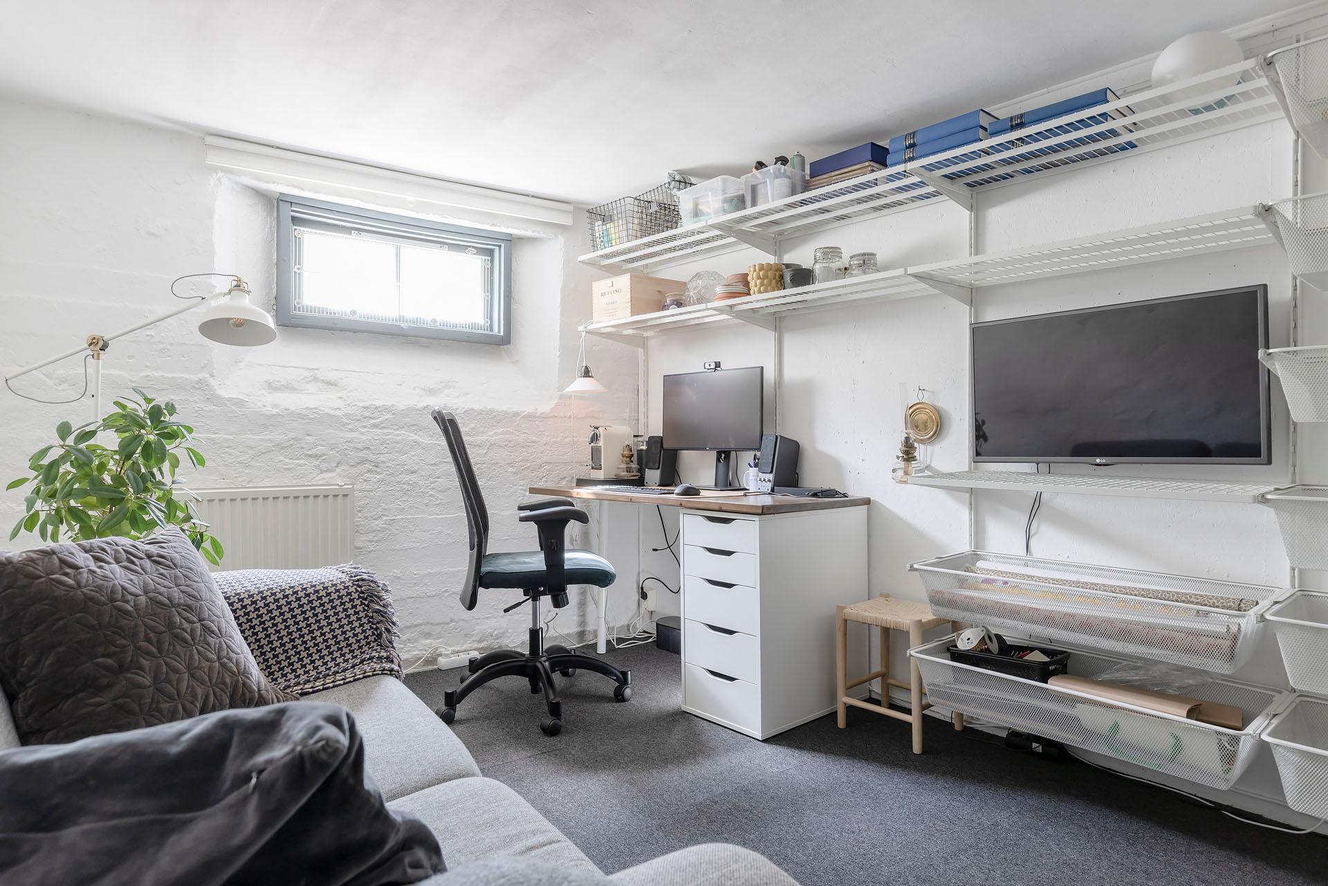 Inrett kontor i källaren (förråd)