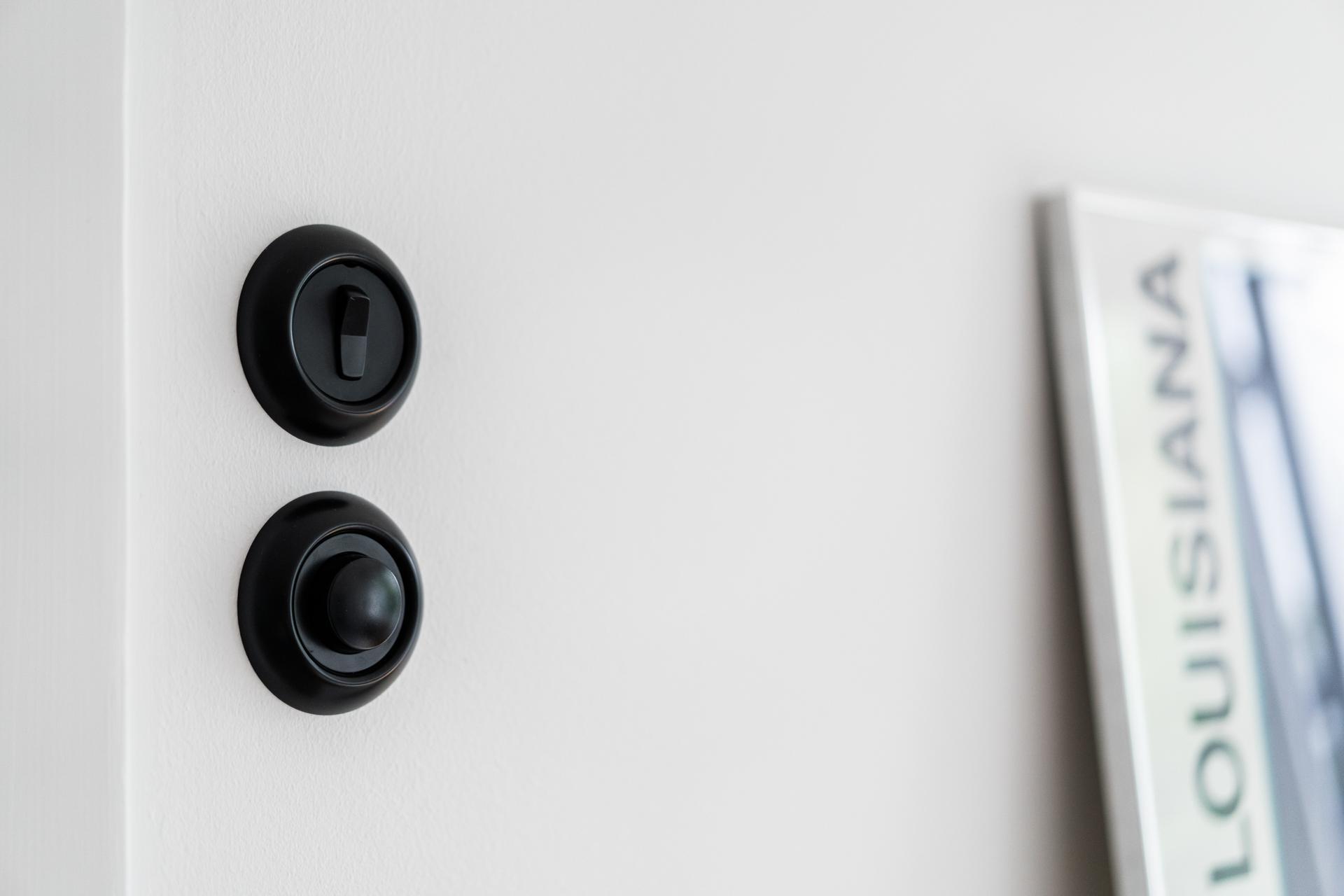 All el är nyinstallerad och strömbrytare i tidstypiskt stil