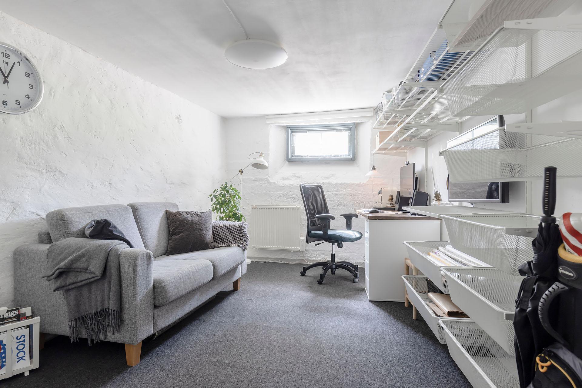 Inrett kontor i källaren (förråd)