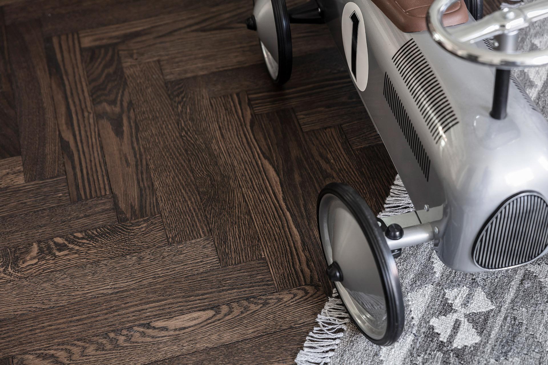 Underbara golv som löper genom hall, vardagsrum och master bedroom