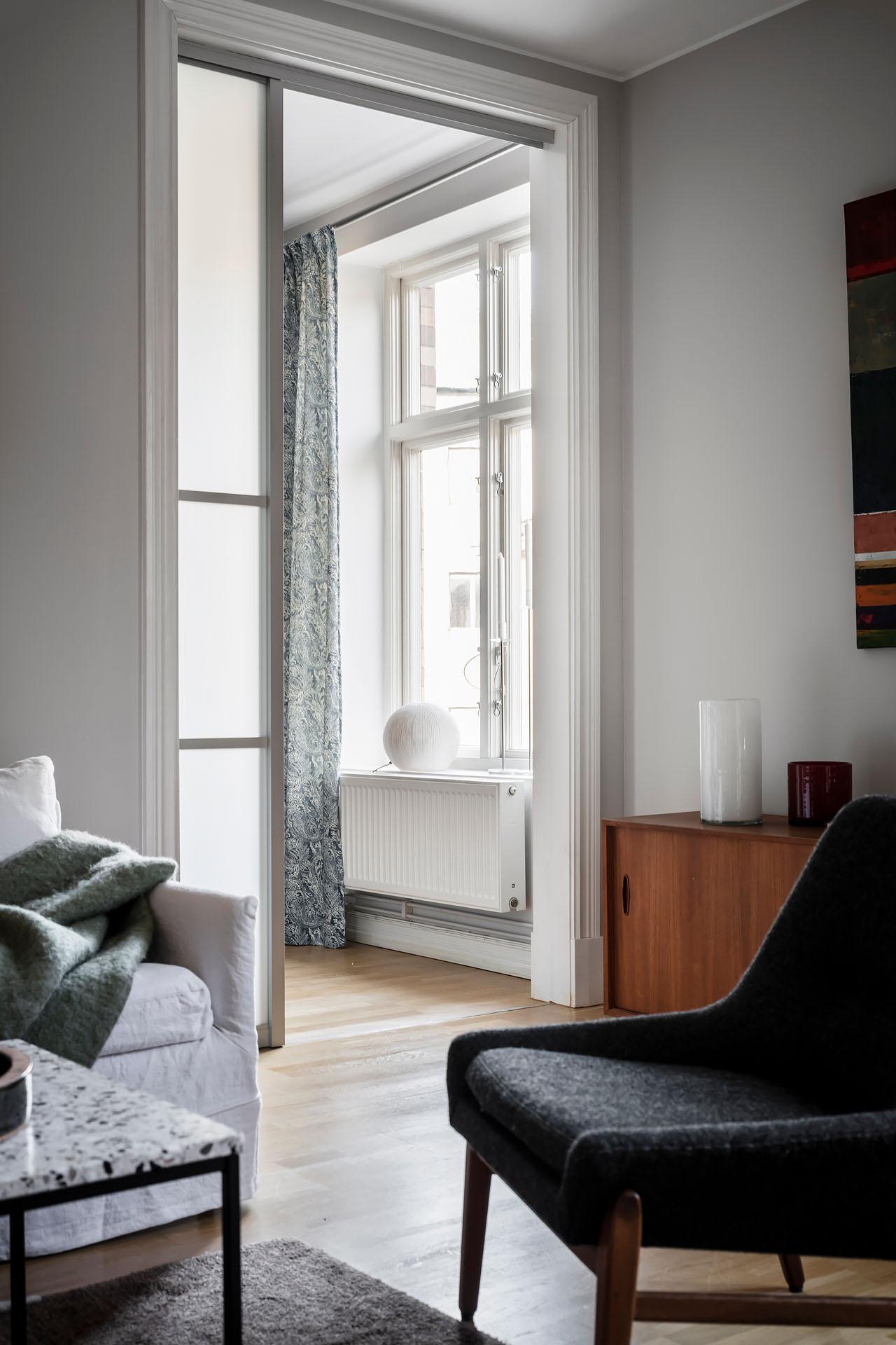 En smart skjutdörr skärmar av sovrum mot vardagsrum