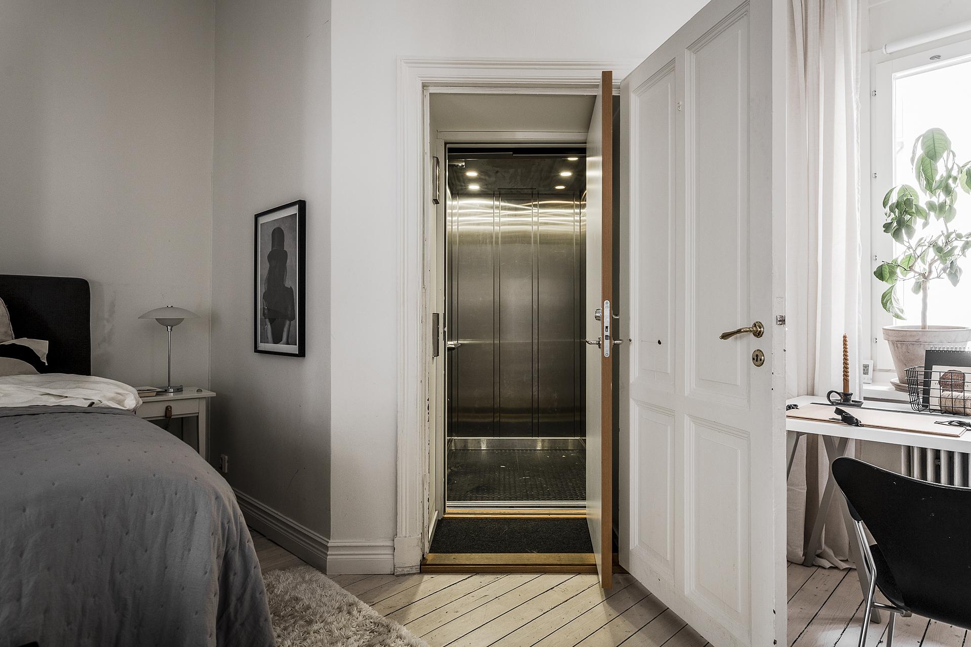 Hiss, med direktaccess in i bostaden via dubbeldörrar