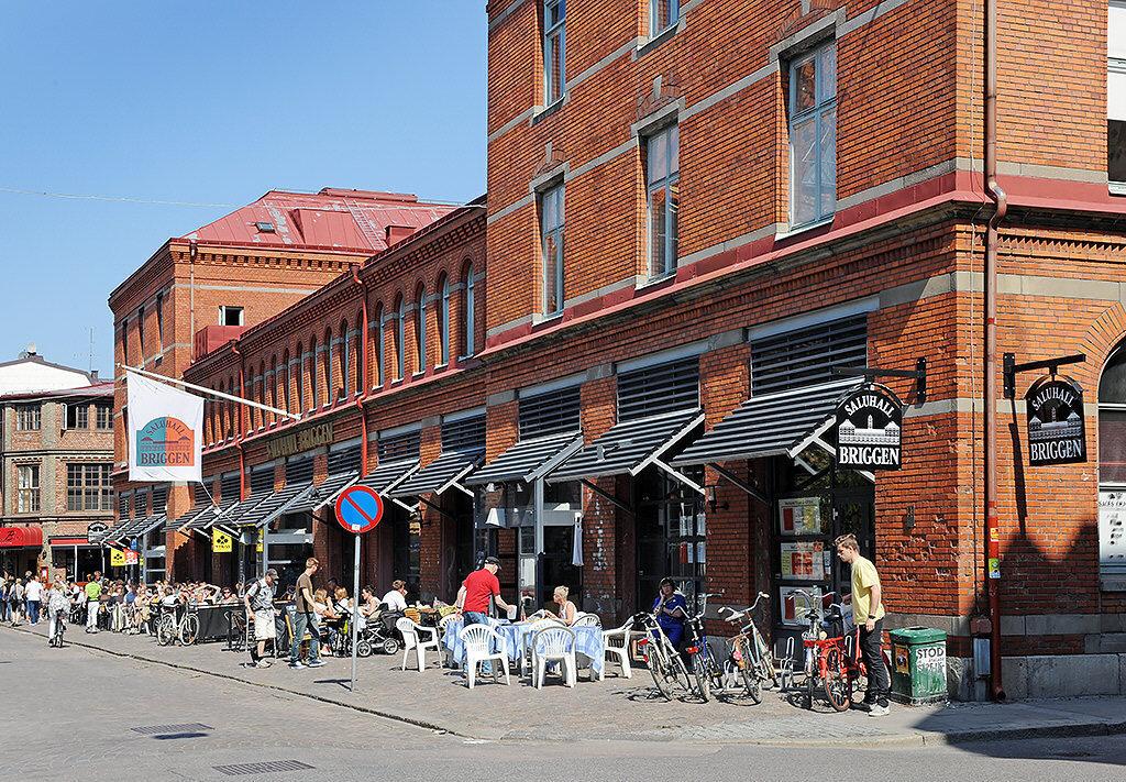 Runt hörnet ligger Saluhallen Briggen