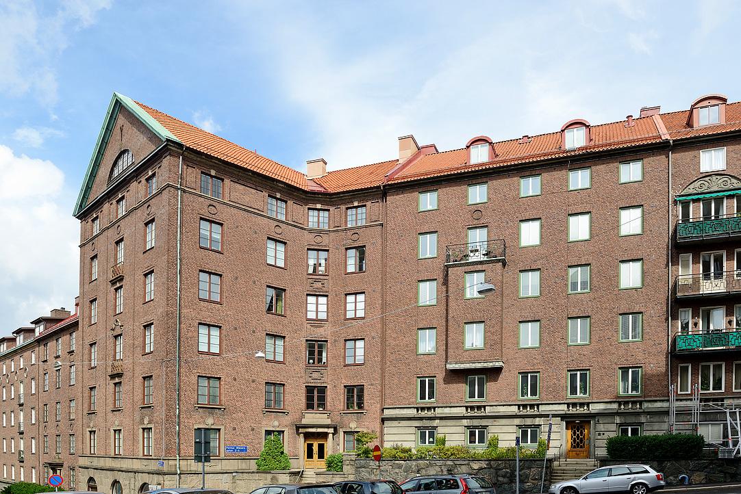 Belägen i vacker och tidstypisk 20-tals fastighet