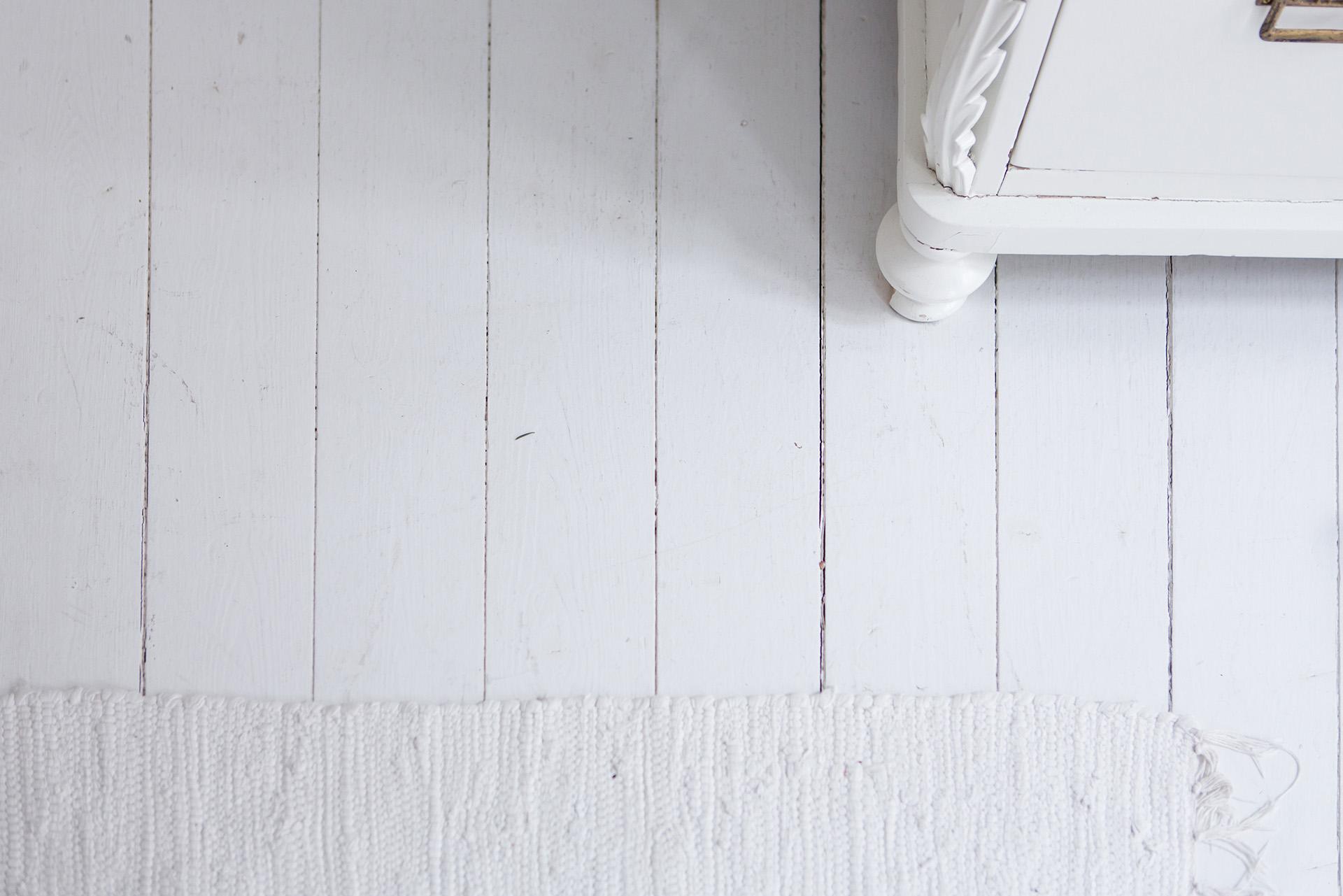 Genomgående vitmålat brädgolv