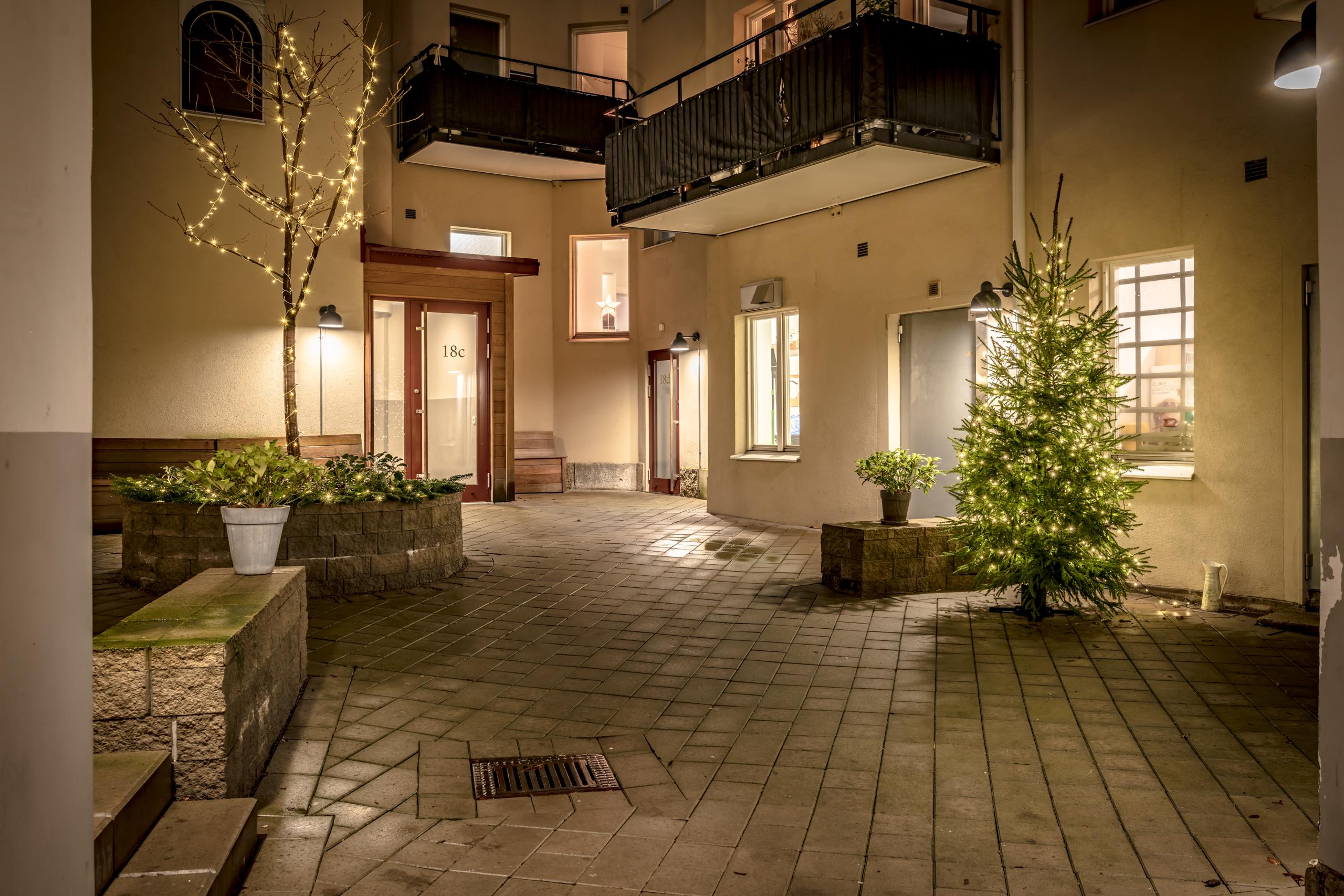 Mycket välskött innergård även i juletid.