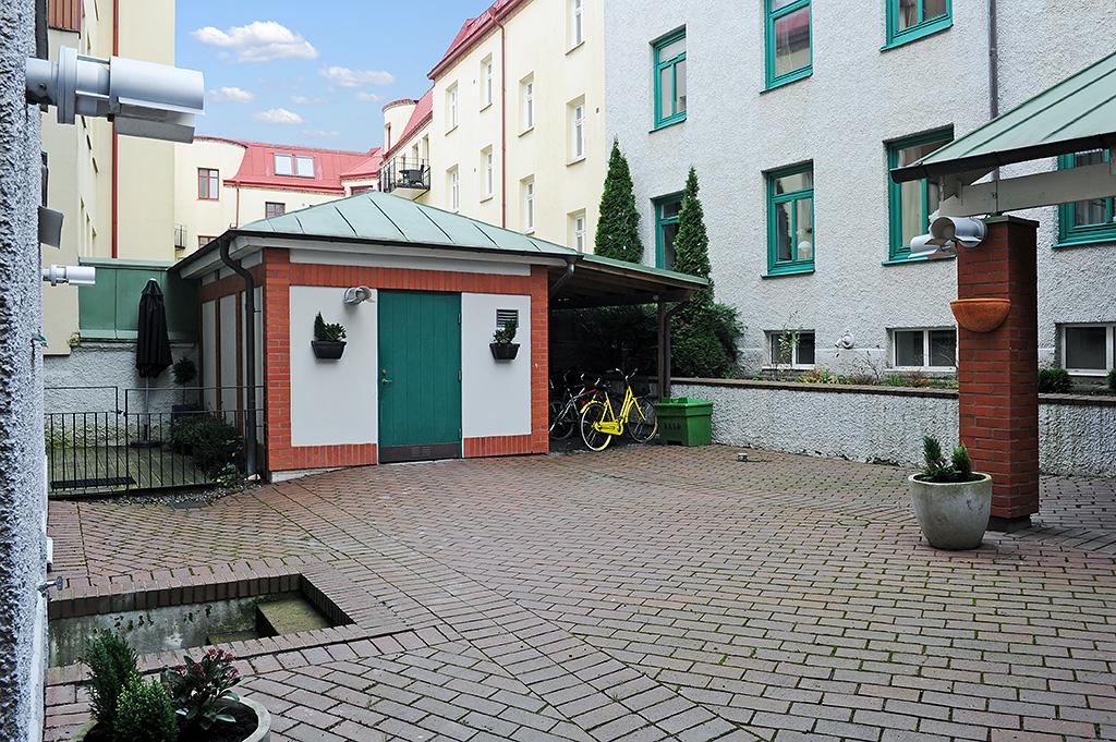 Stensatt innergård med cykelparkering under tak