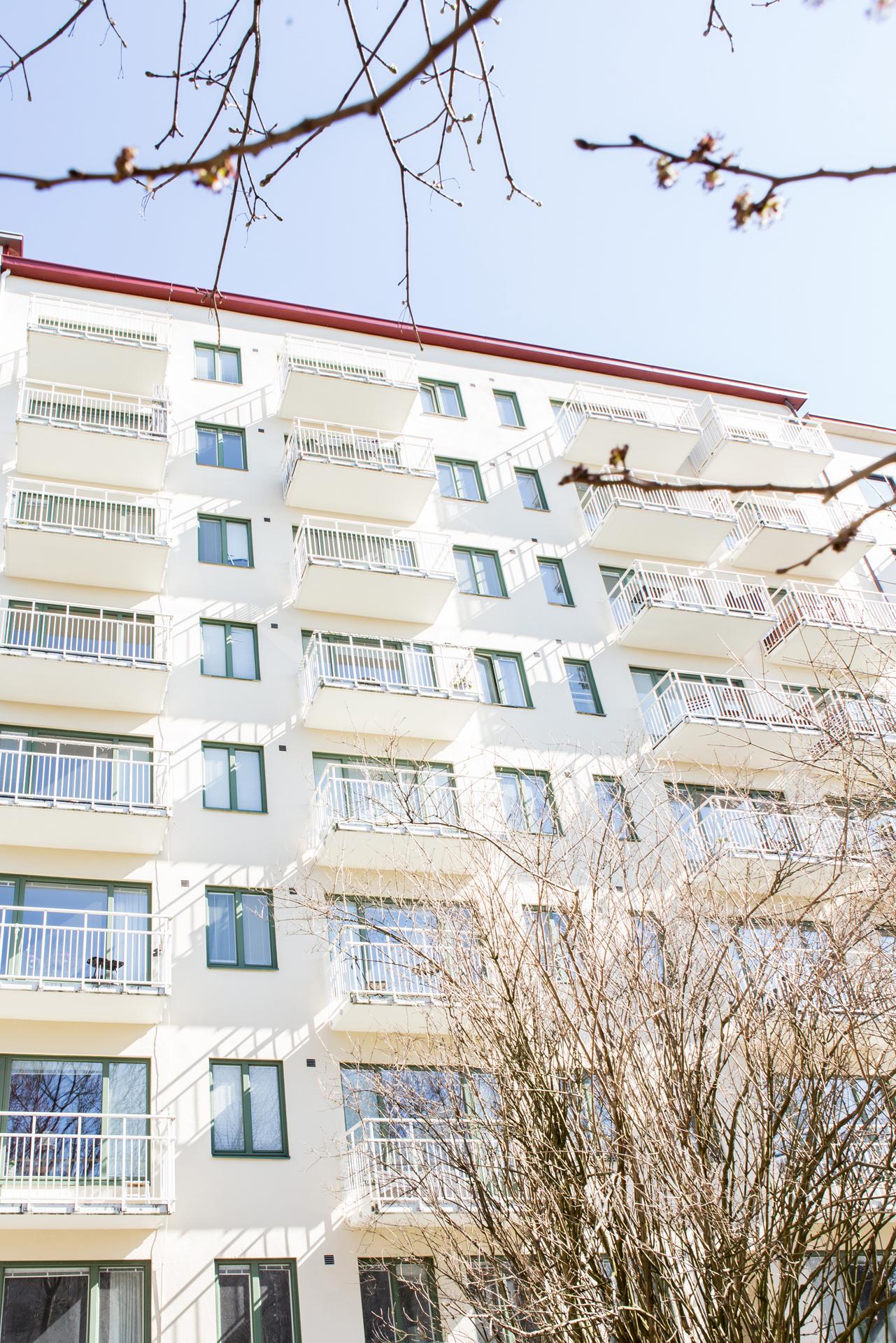 Bländande vit fasad på en otroligt välskött fastighet