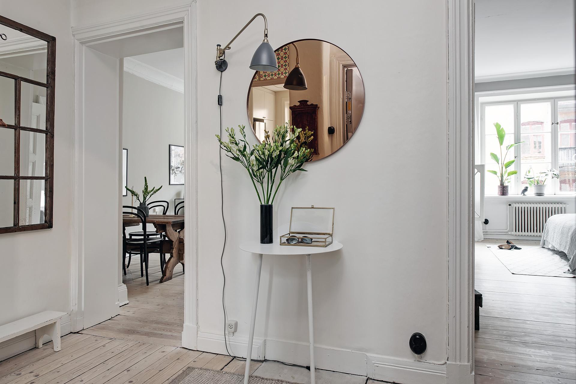 Vardagsrum till vänster, sovrum till höger