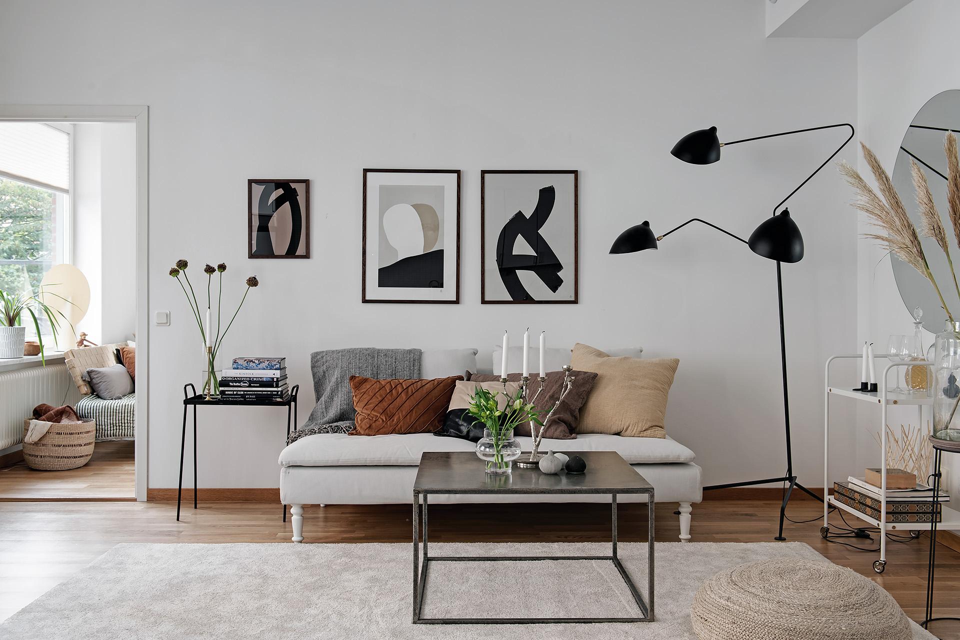 Lägenheten är vit som gräddtårta - perfekt att inreda efter!