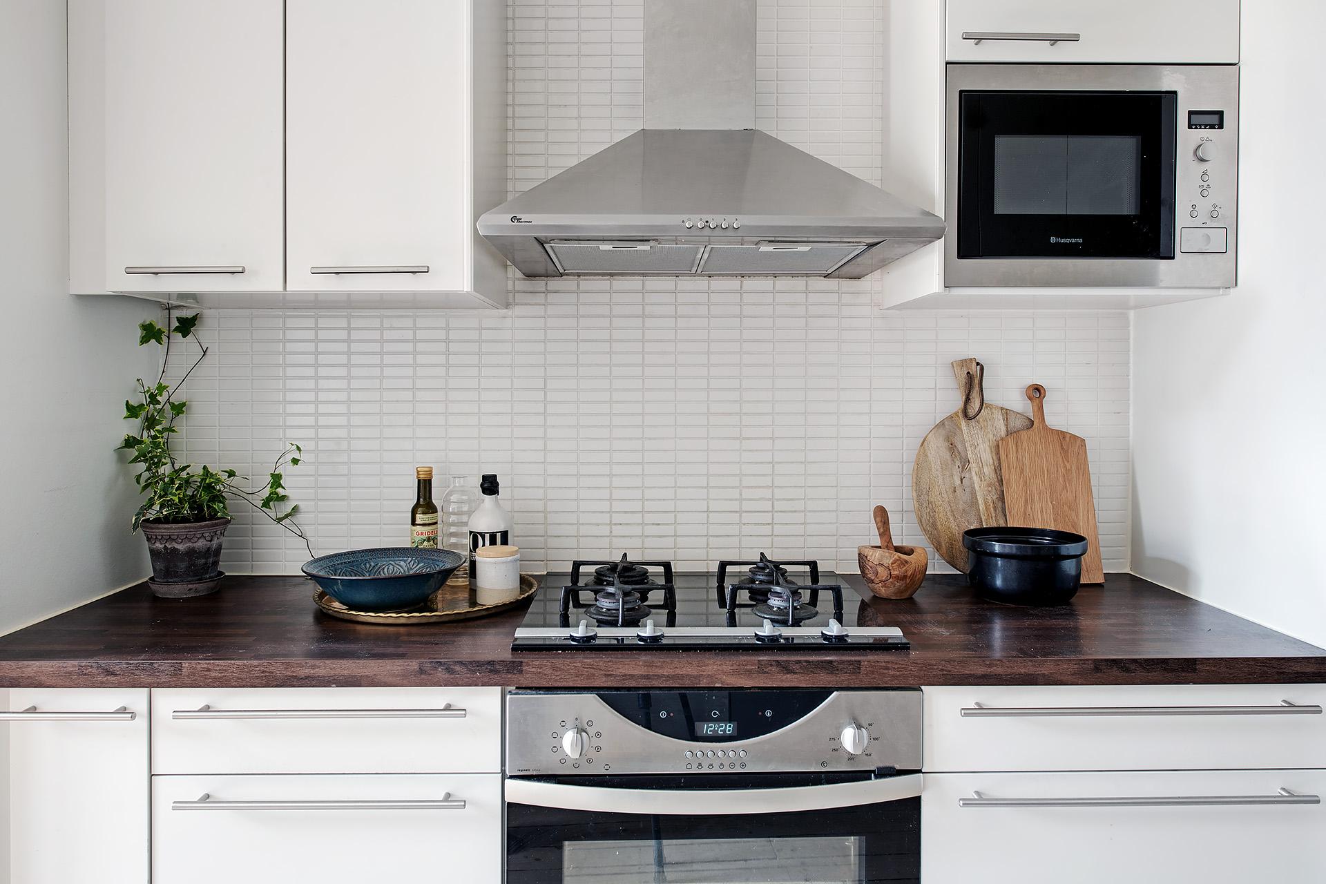 Gasspis och elektrisk ugn samt micro på en sida