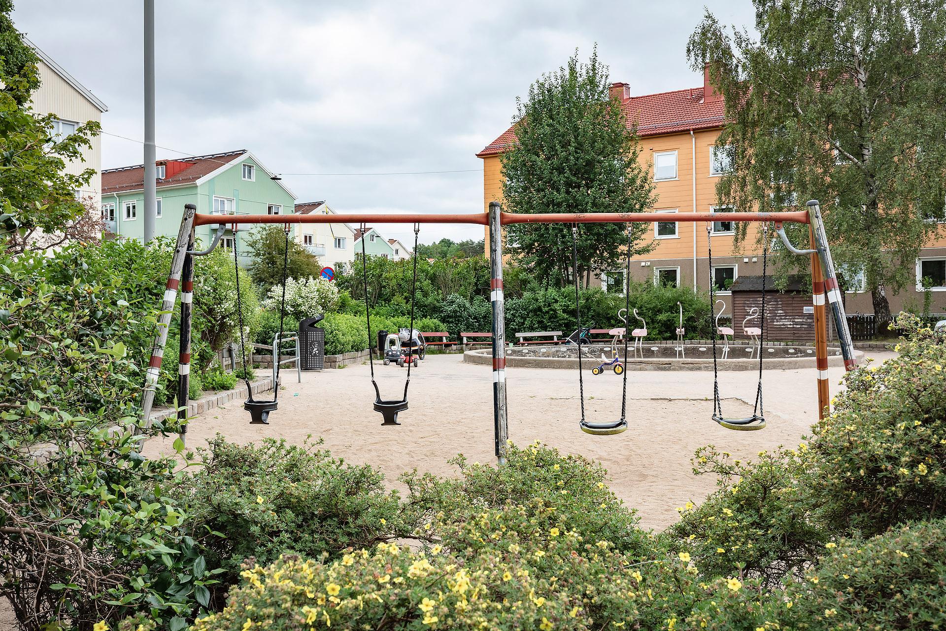 Strax över gatan ligger Björcksgatans populära lekplats, med de vattensprutande flamingosarna