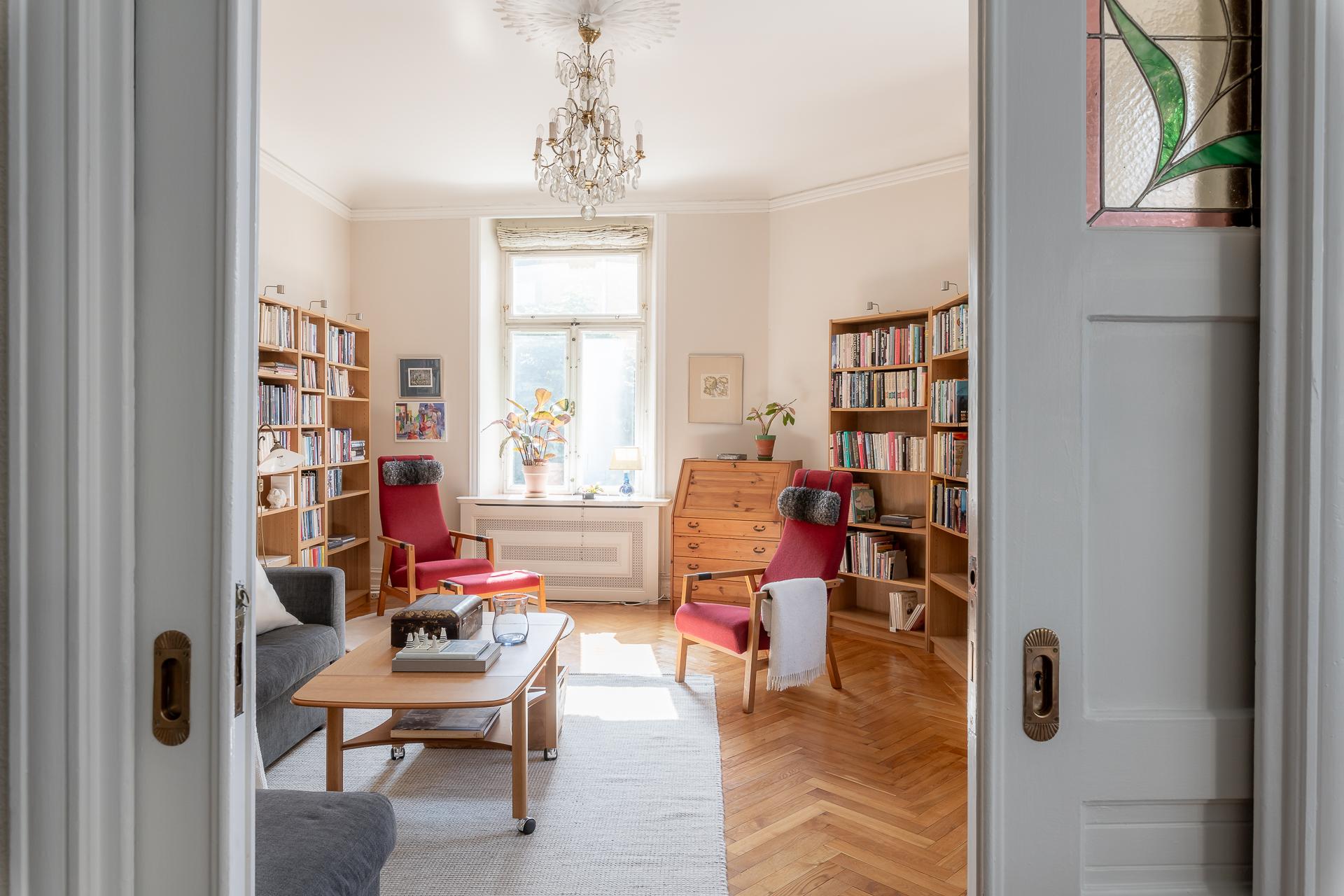 Bibliotek med effektfullt välvda väggar