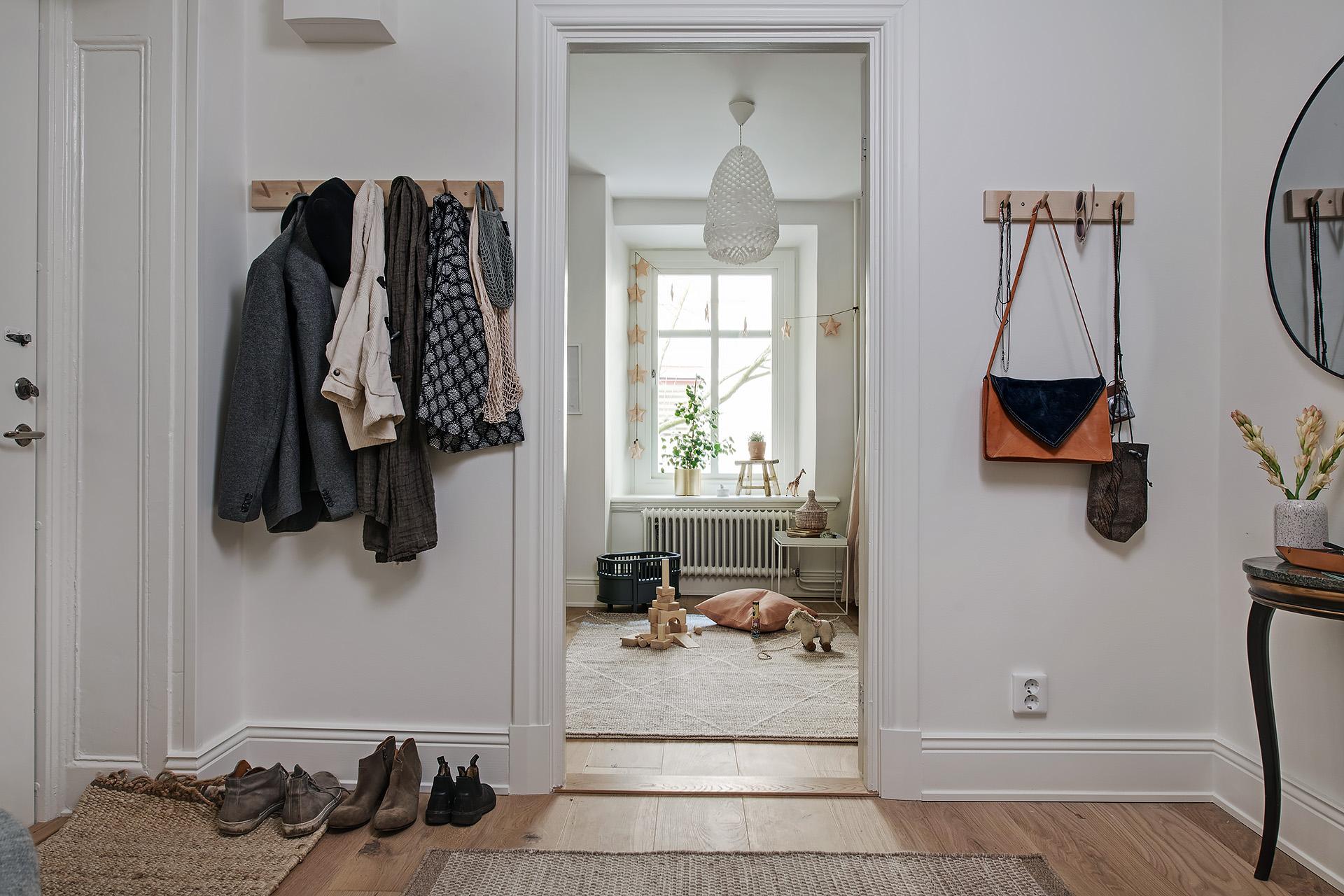 De två sovrummen ligger på varsin ände av lägenheten och ytorna är väldisponerade