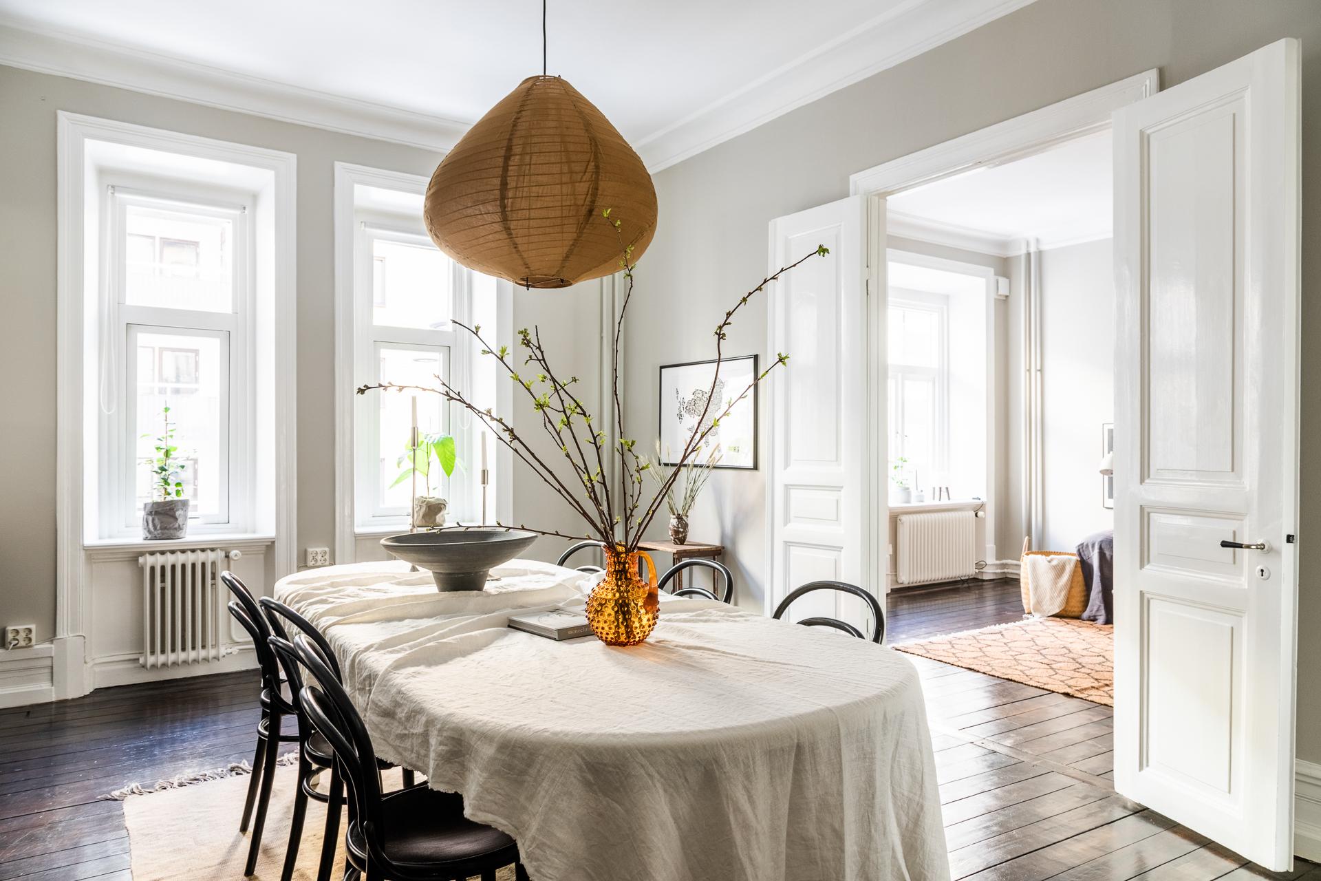 Ljusa pampiga rum med pardörrar