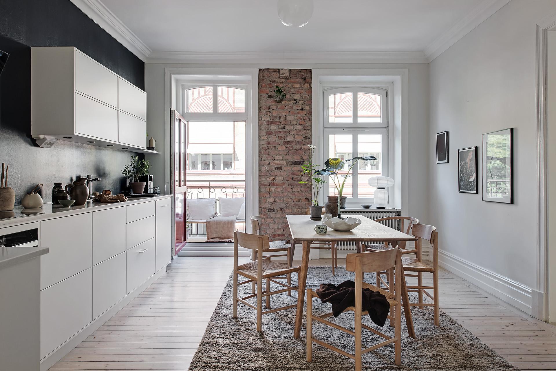 Från köket nås en härlig västerbalkong