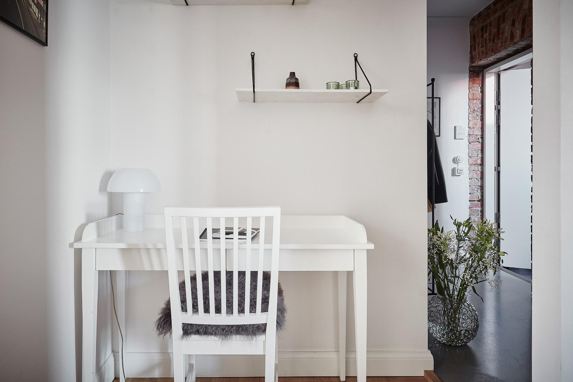 För studenten eller den som jobbar hemifrån, en perfekt plats för skrivbord