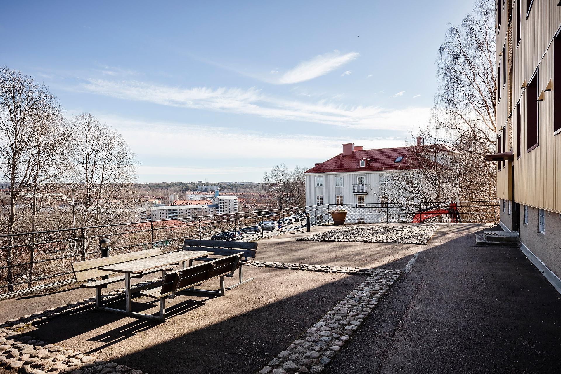 Föreningen har flera gemensamma uteplatser som är soliga vid olika tider på dagen