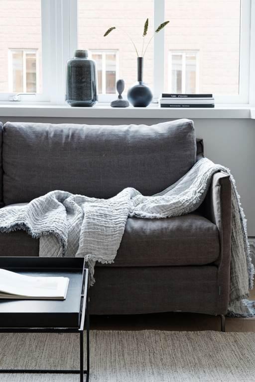 Djupa fönsterbrädor och tidsenliga detaljer