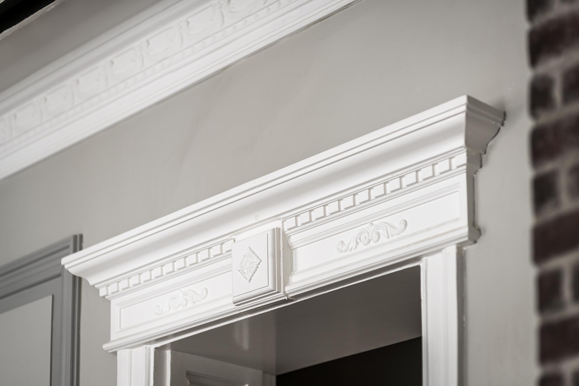 Dörröverstycken och stuckatur i rummen i fil mot gatan