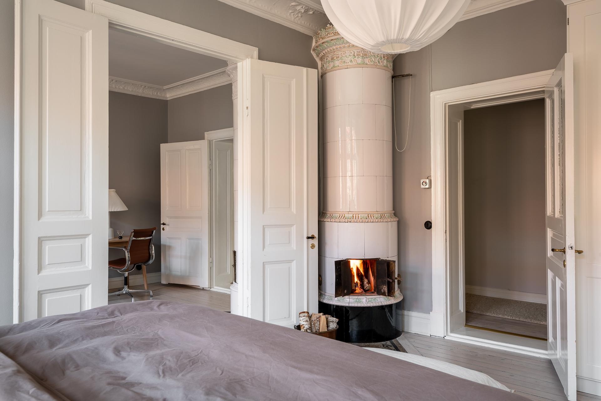 Kakelugnen står där den alltid har stått och är lika vacker nu som då