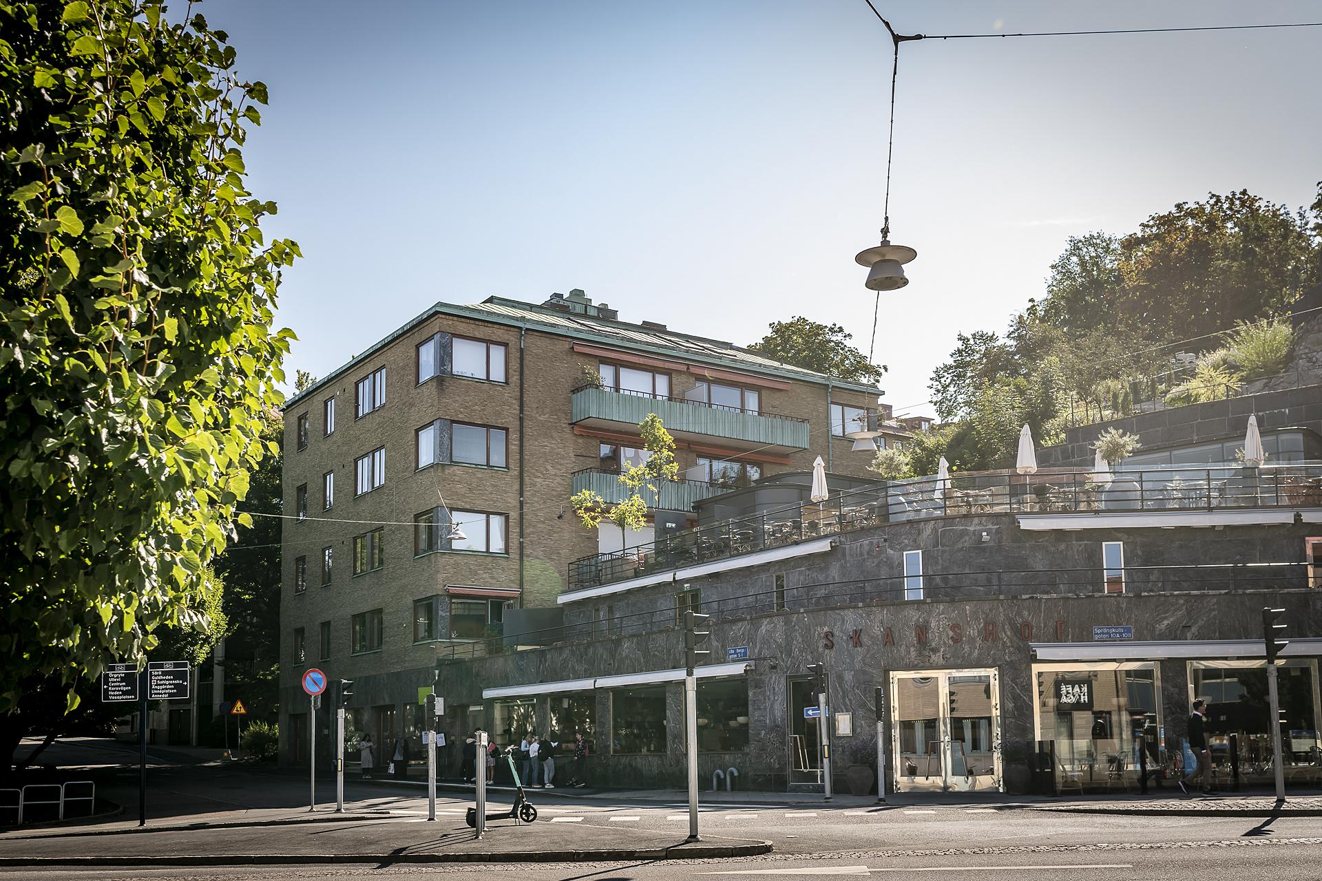 Några meter bort nås populära Skans Hof