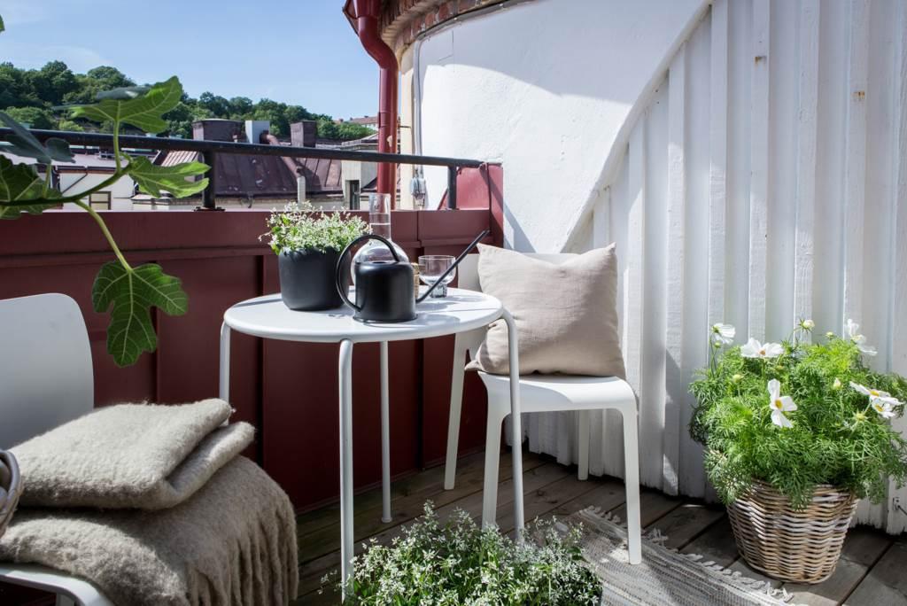 På terrassen lyser solen från lunch till solnedgång
