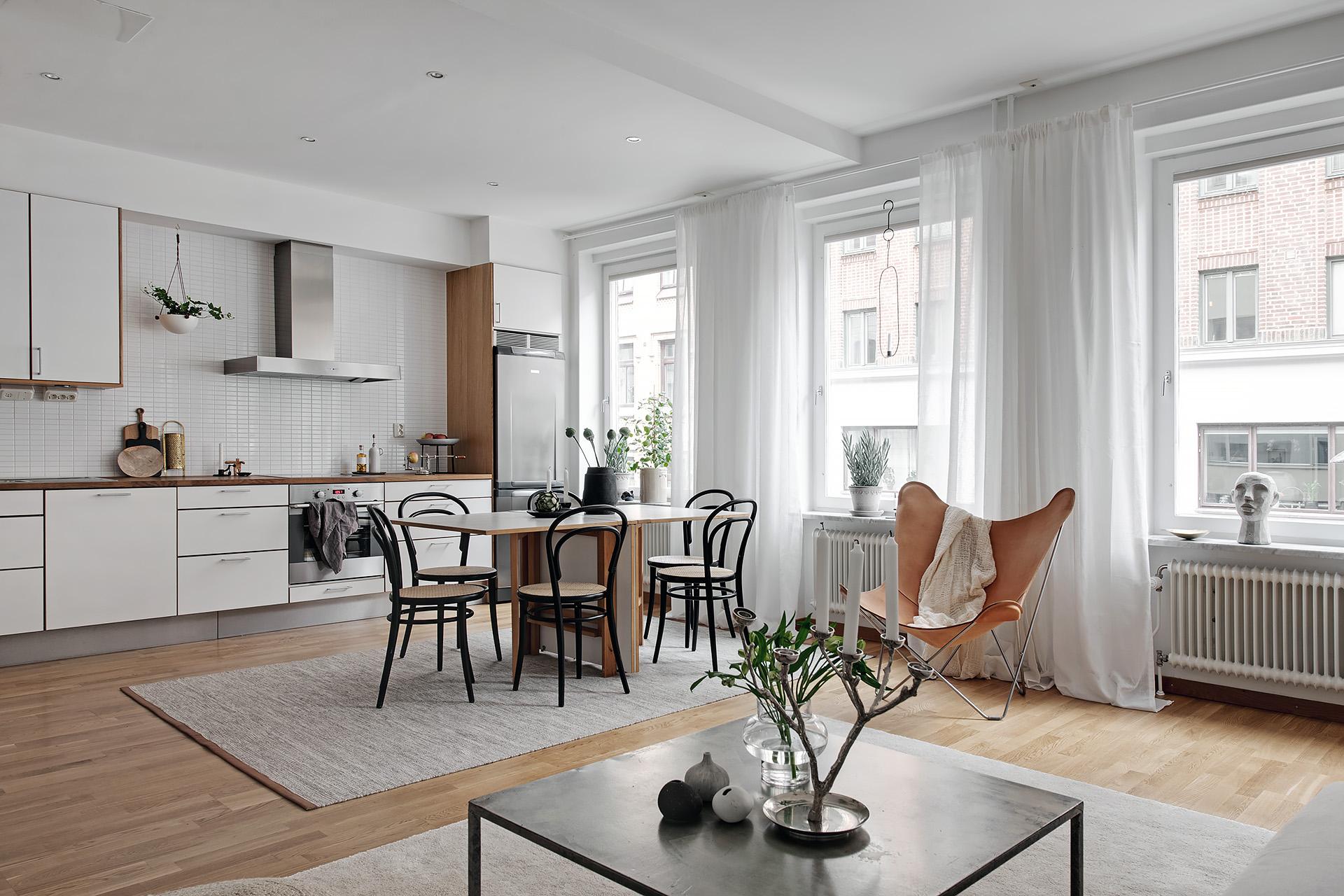 Kök och vardagsrum i öppen planlösning