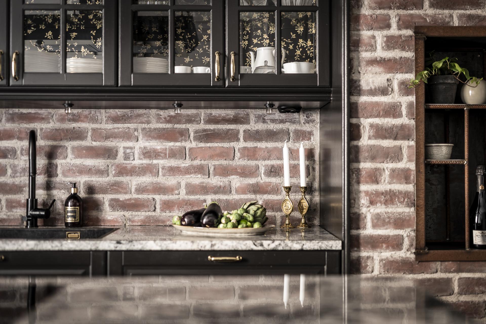 Tapeten i vitrinskåpen kommer från Versace...