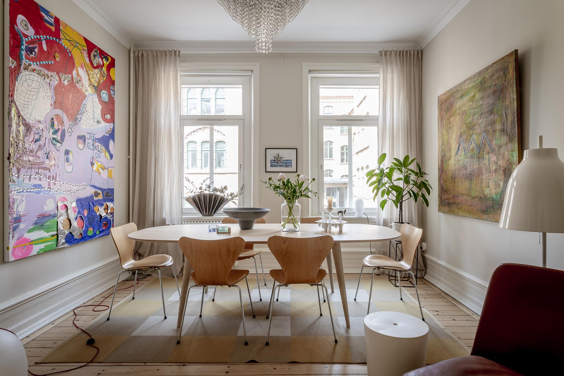 Perfekt matsal eller sovrum, välj ni. Dörrar finns på plats och är bevarade.