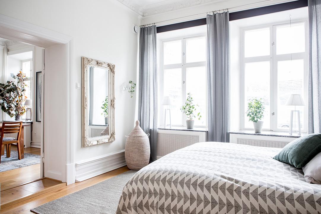 Några av lägenhetens nio (9!) fönster ut mot gatan