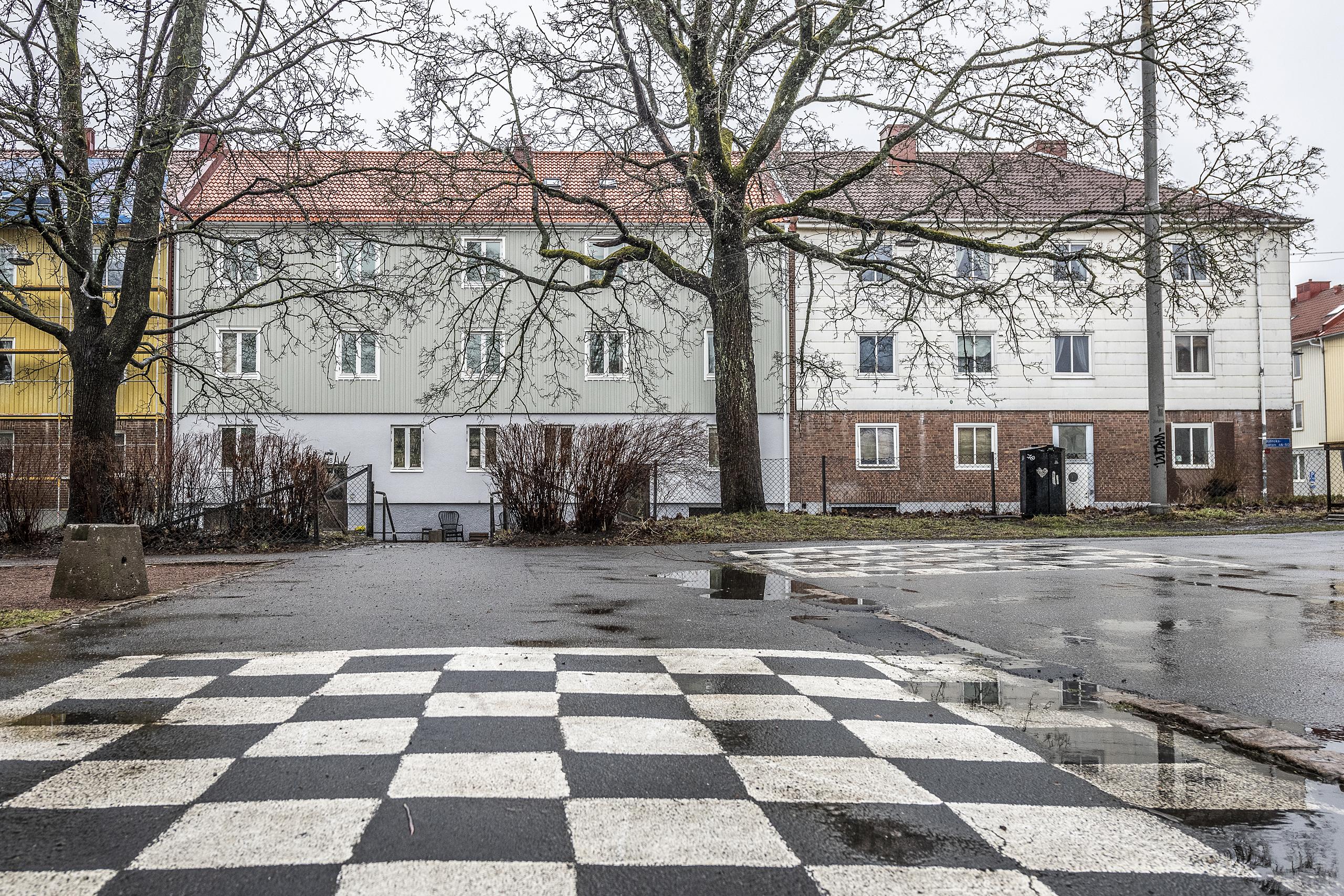 Förra året renoverades både fasad och tak, och huset ger ett välskött intryck