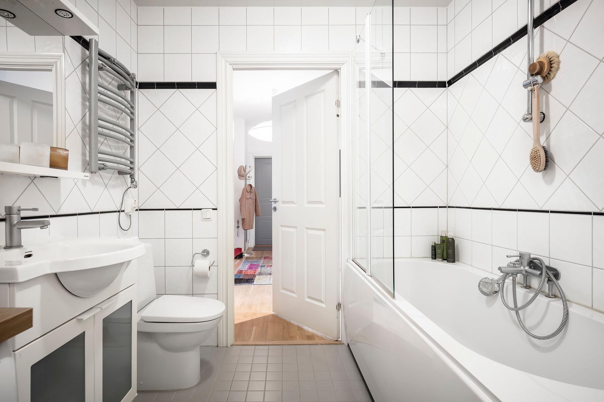 Stort badrum med badkar