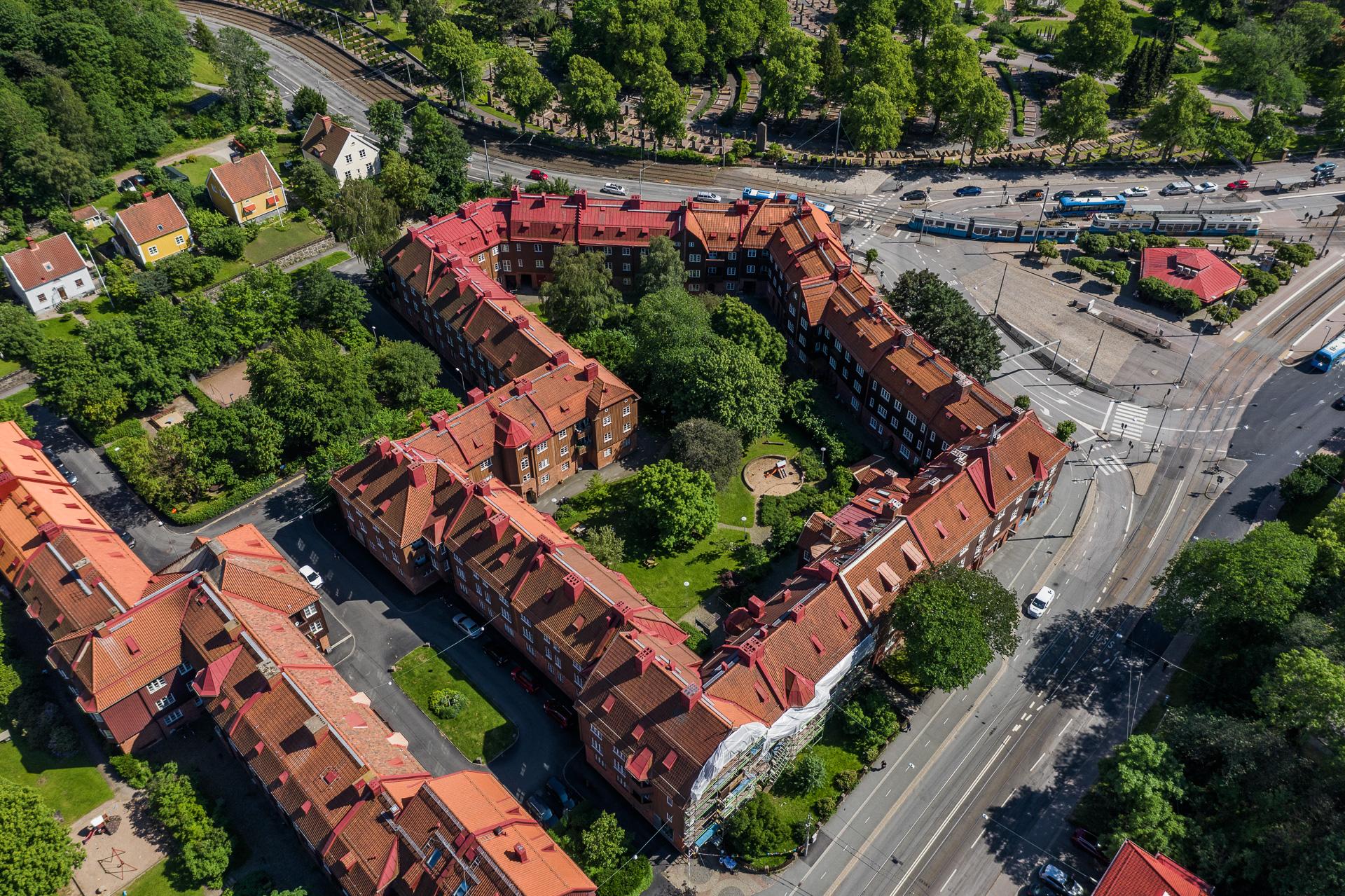 Lägenheten ligger precis vid redbergsplatsen, men är helt ostörd av trafik.