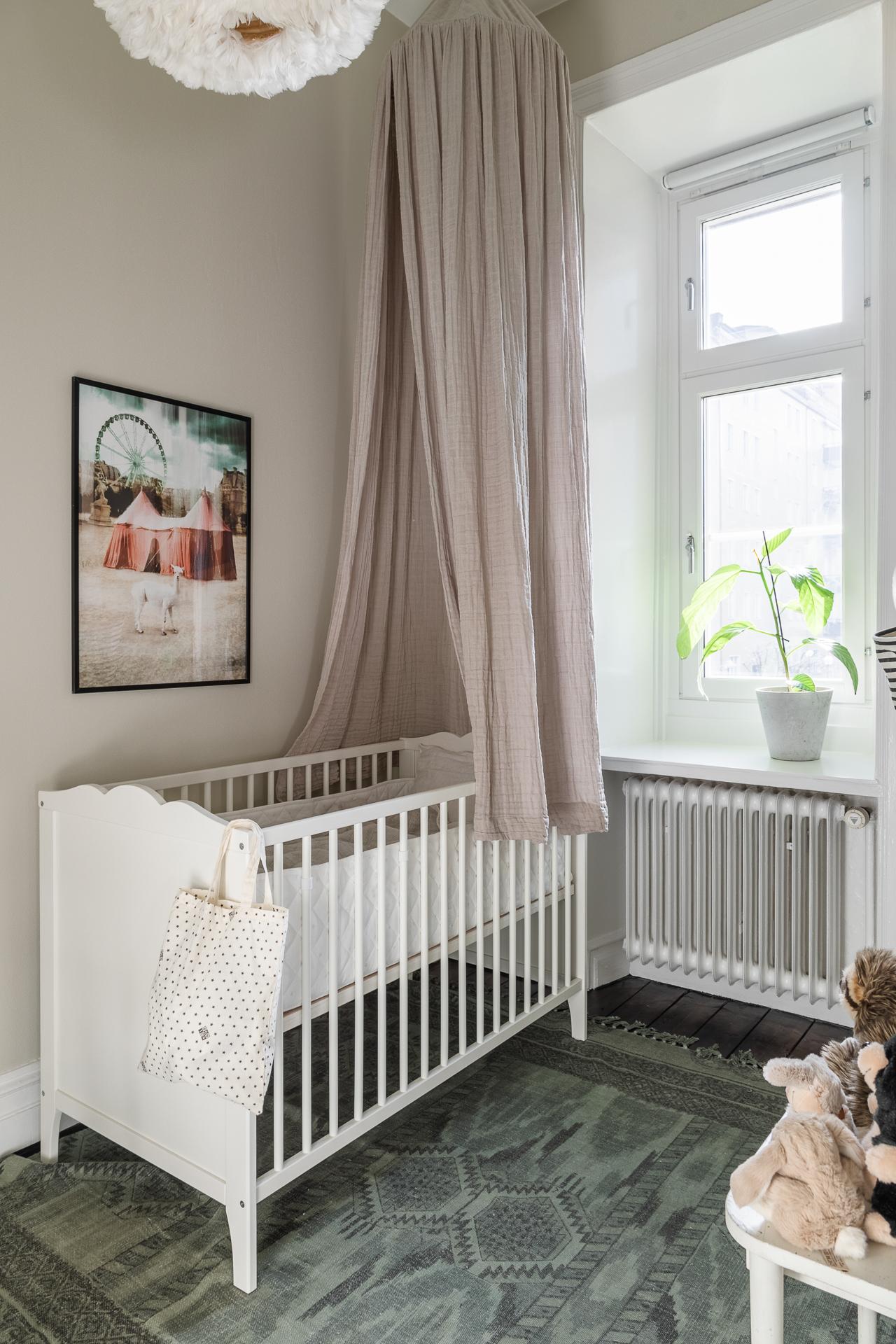 Mot gården ligger också det mindre rum som används barnrum