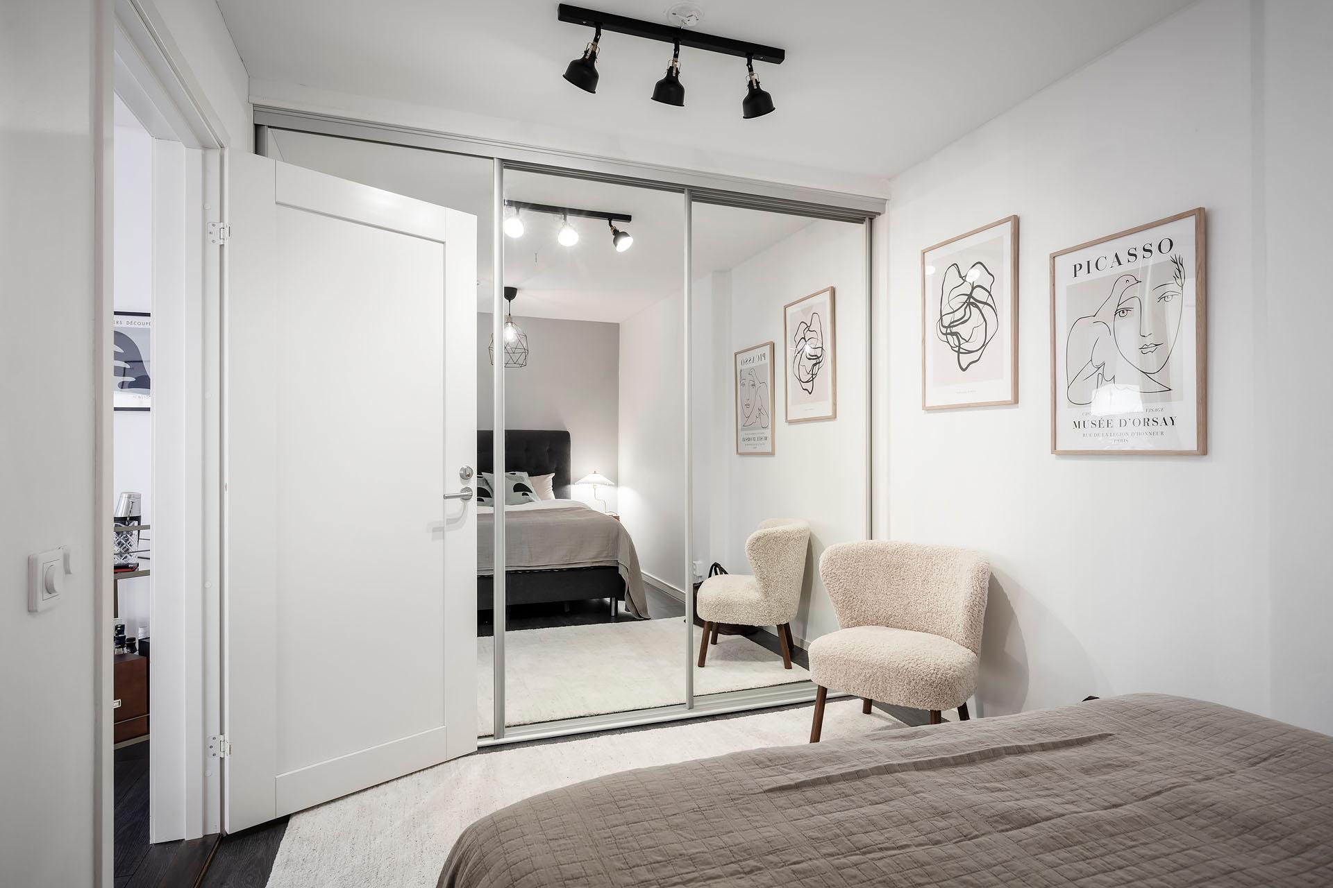 Skjutsdörrsgarderoben rymmer det mesta i klädväg