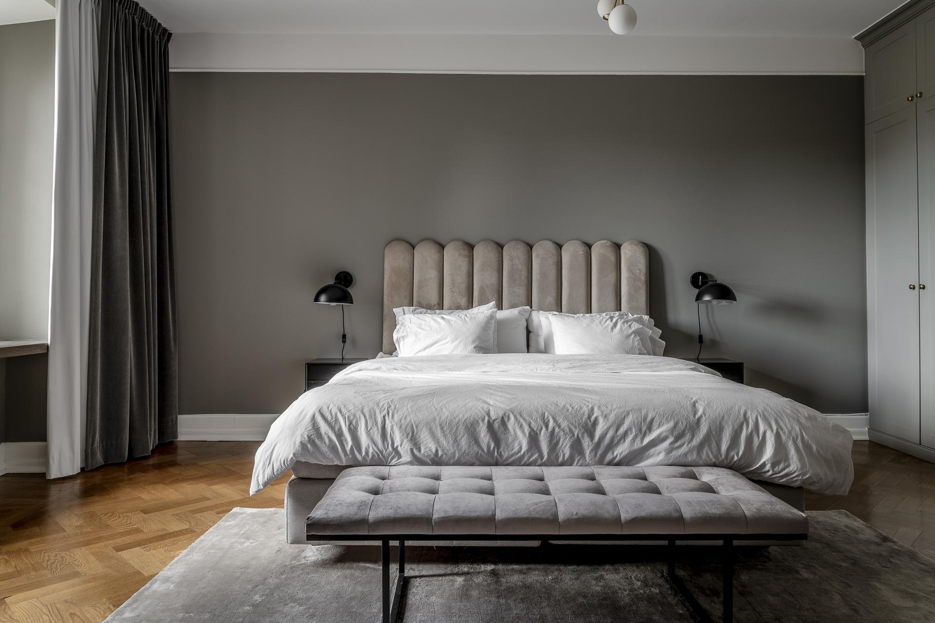 Elegant, sobert inrett Master bedroom