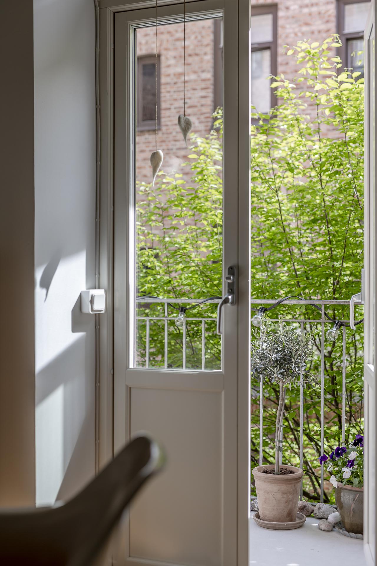 Dubbla balkongdörrar ut medför ett pampigt intryck