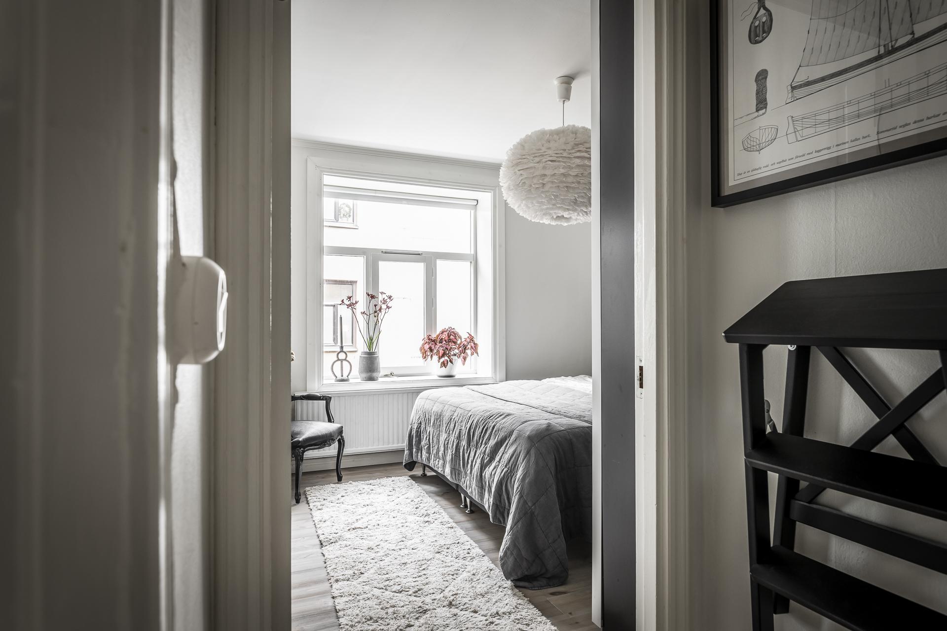 Sch...! Vi smyger in i sovrummet...