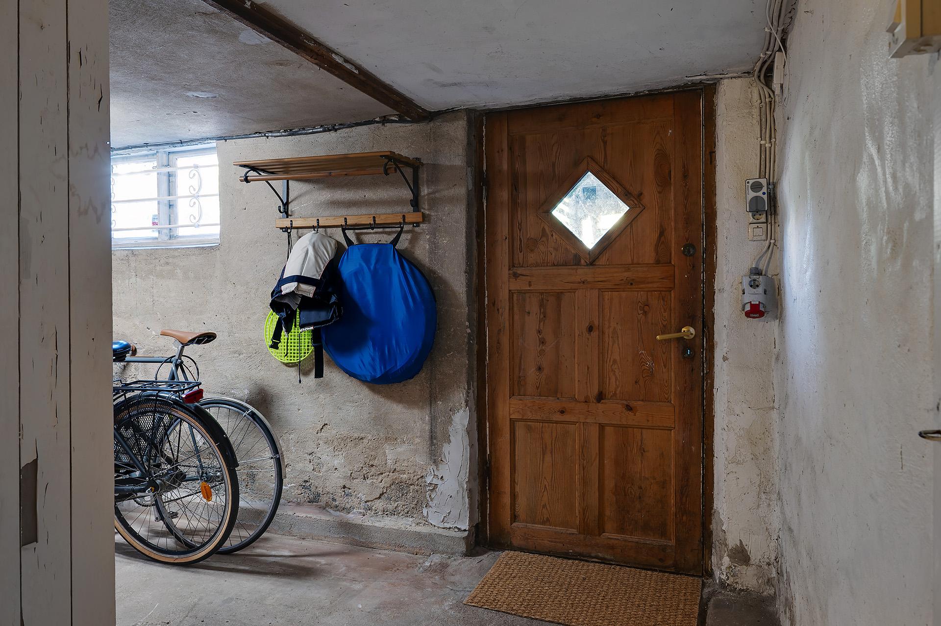 Dörren i källaren leder ut i trädgården