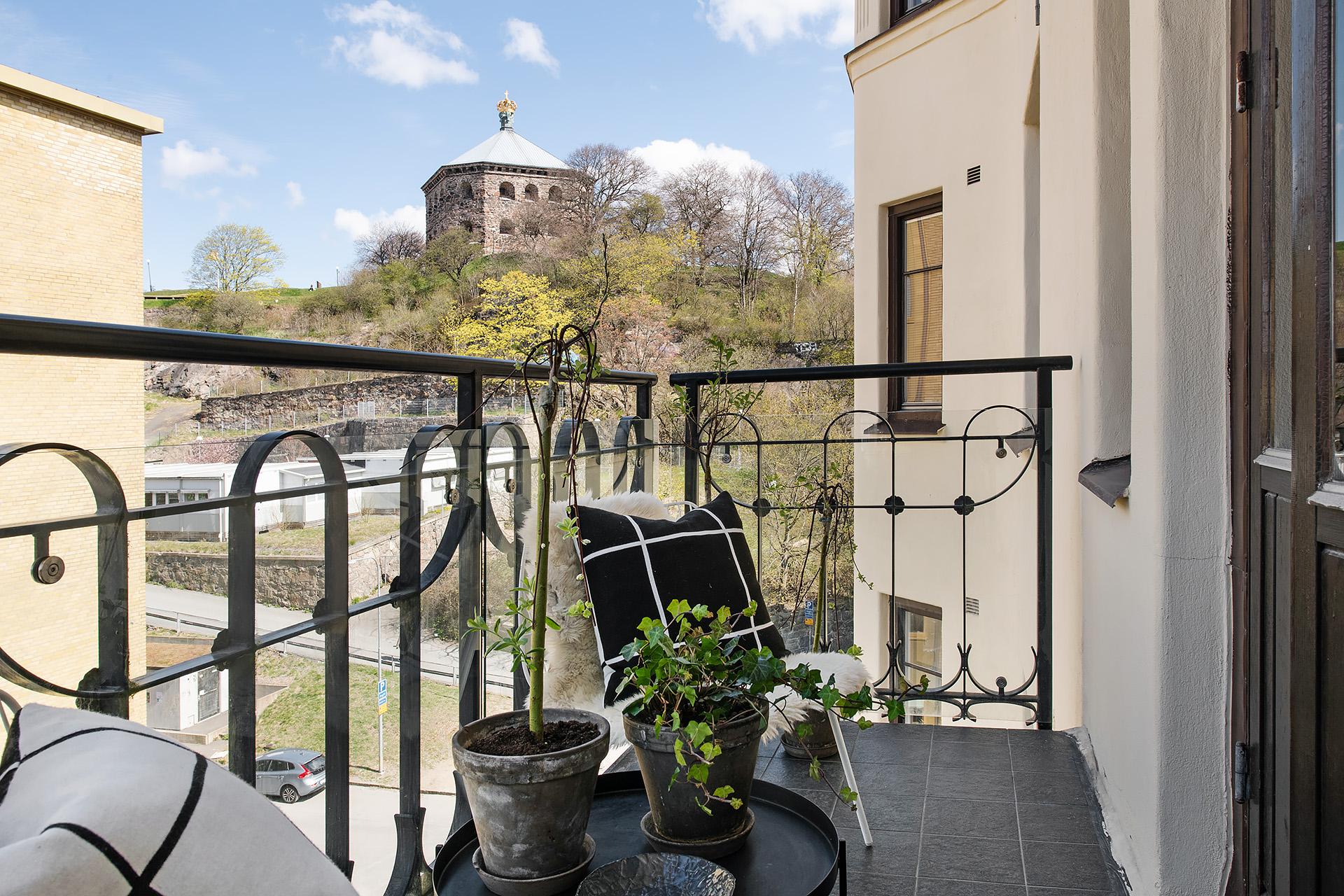 Från vardagsrummets balkong ser man Skansen Kronan