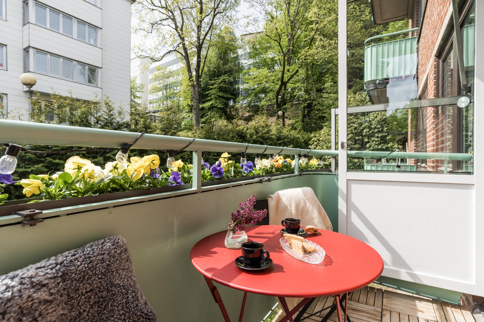 Soldränkt balkong som erbjuder sol största delen av dagen