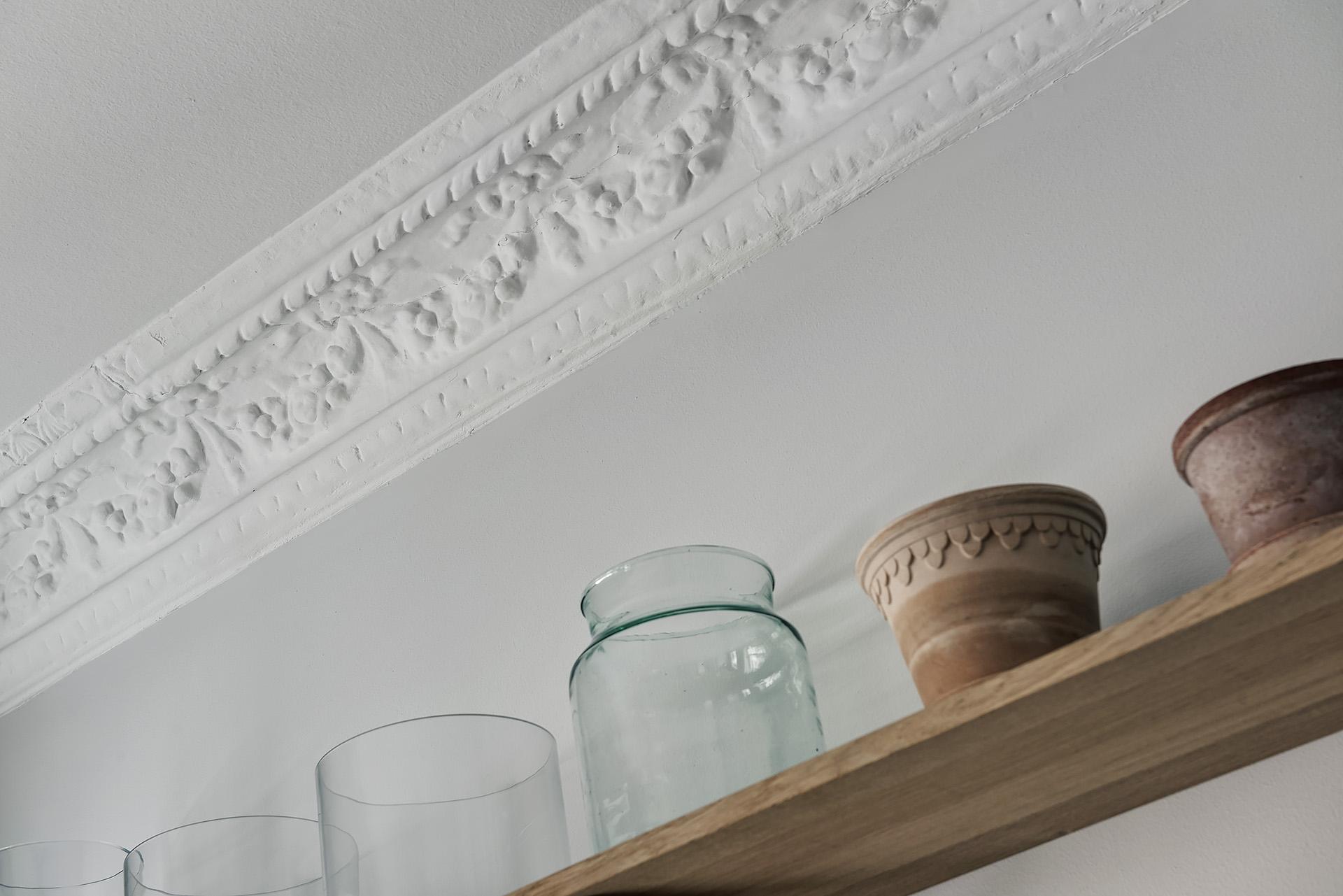 Knappt tre meter upp hittar vi en fint renoverad stuckatur