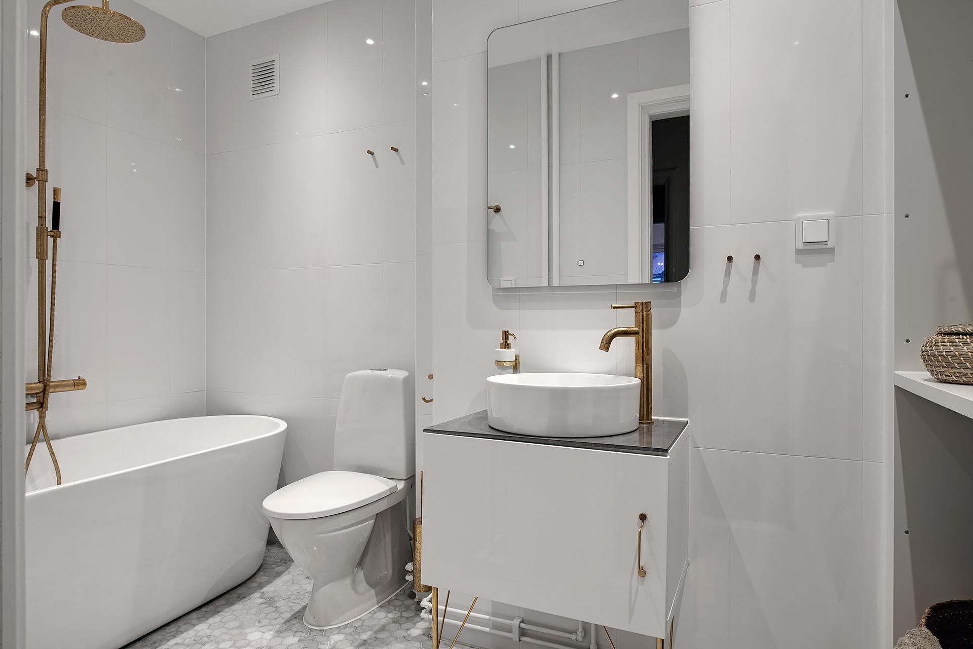 Badrum renoverat år 2018, intyg finns